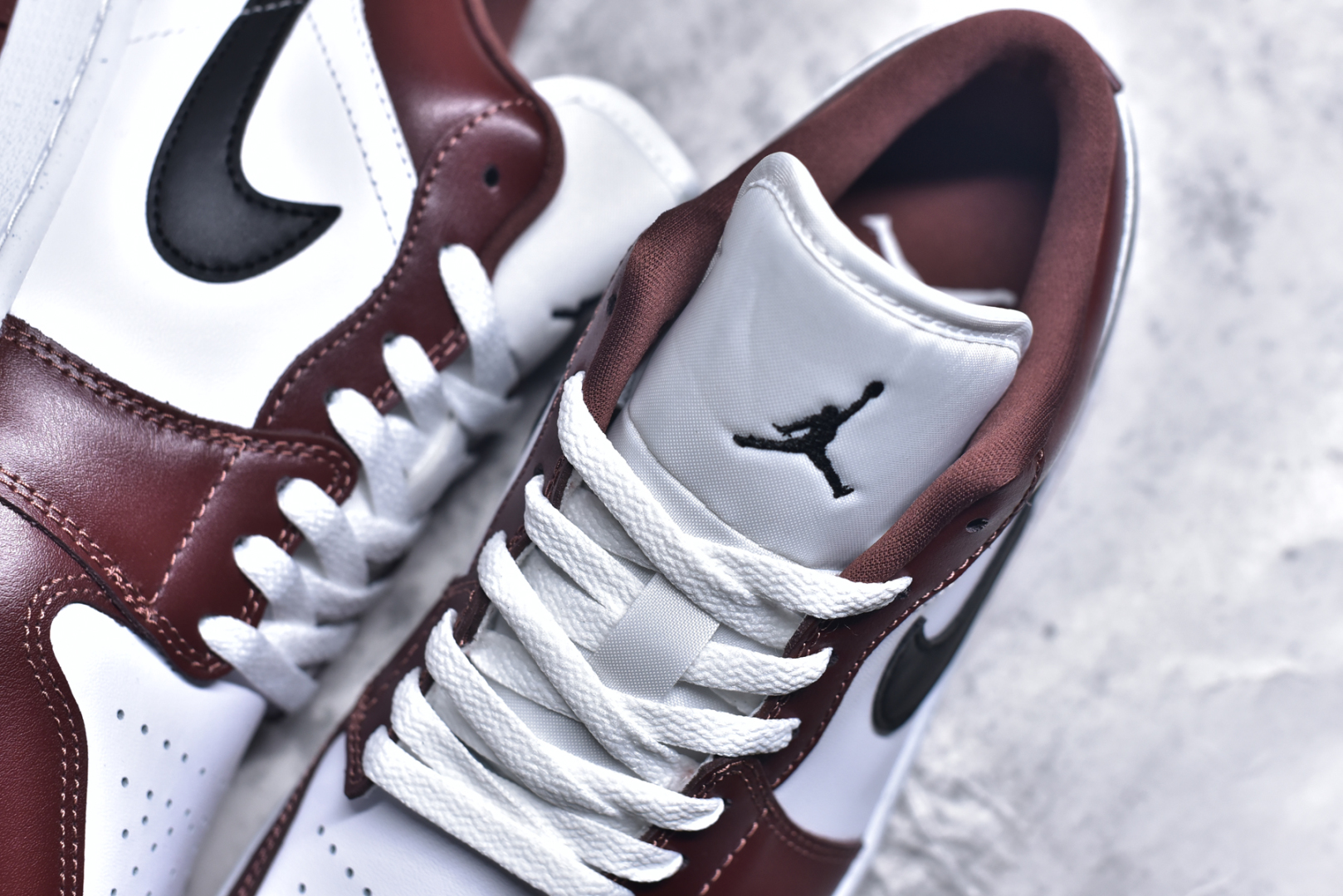 图片[9]-# Air Jordan AJ1 Low 低帮 酒红白 HF3148-102 全新流水线出品 DT版本唯一平替选择 市场第二梯队最强版 全部原鞋开发 原楦原纸板开发 全鞋电脑针车 原厂内置全掌气垫 原盒内在原标 唯一Zp原版鞋带绑法 免检产品 全新2022版型 全头层皮料 完美零毛边处理 原厂配置全掌气垫 价格定位良心 几十个配色陆续出货 尺码：36 36.5 37.5 38 38.5 39 40 40.5 41 42 42.5 43 44 44.5 45 46 47.5-选品中心