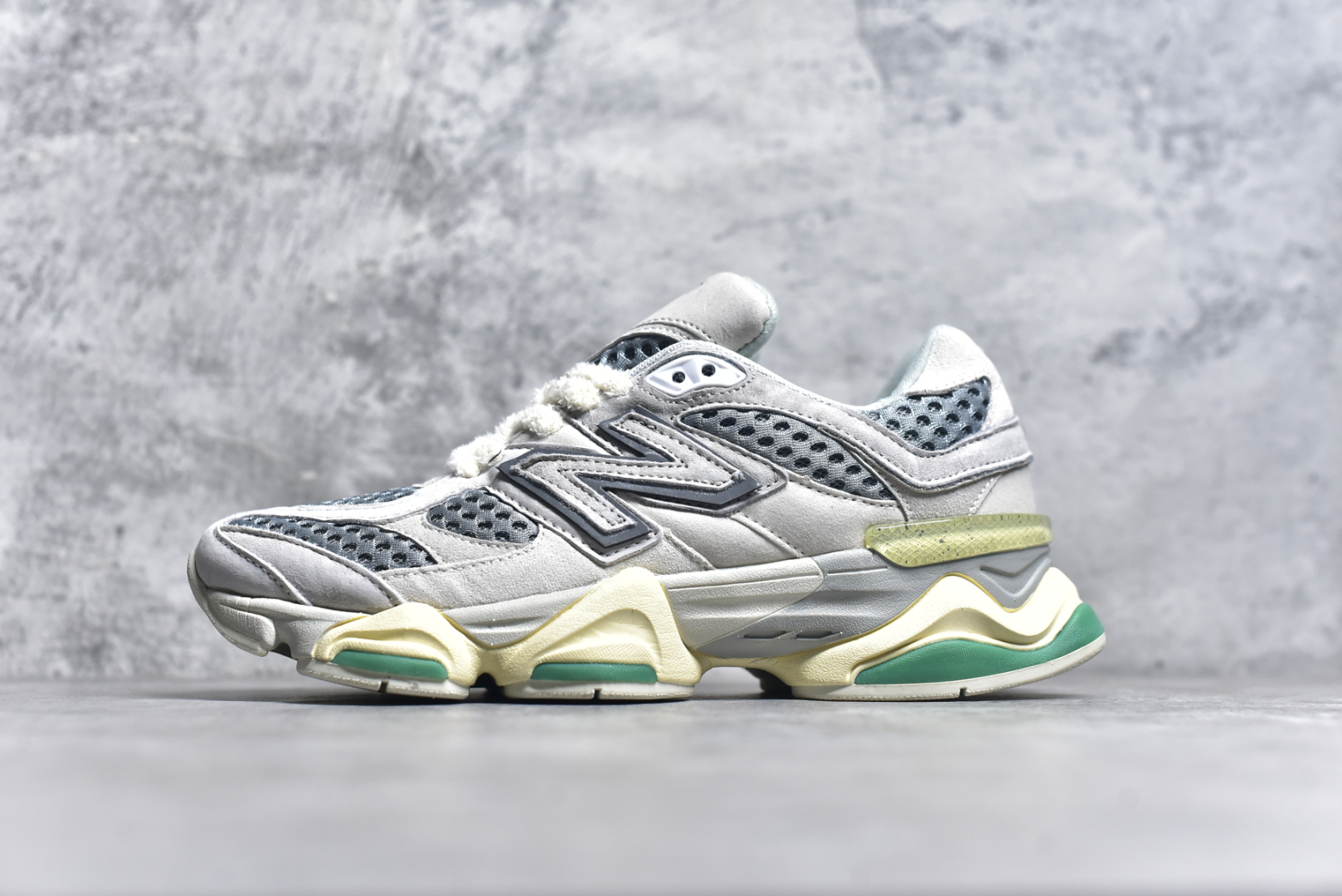 #NB 新百伦 New Balance NB9060小象蹄男女款9060舒适百搭老爹鞋。全新 9060 款式将经典风格与现代设计融合到日常多功能性中。 9060 重新诠释了源自经典 99X 型号的熟悉元素，其灵感来自于 Y2K 时代的未来主义和美学。 鞋面在990 的基础中进行了扩展和使用，以提供可见的运动感，中底采用 ABZORB 和 SBS 熟悉的缓震平台以提供舒适感。 类型：男女鞋 尺码：36-45含半码-选品中心