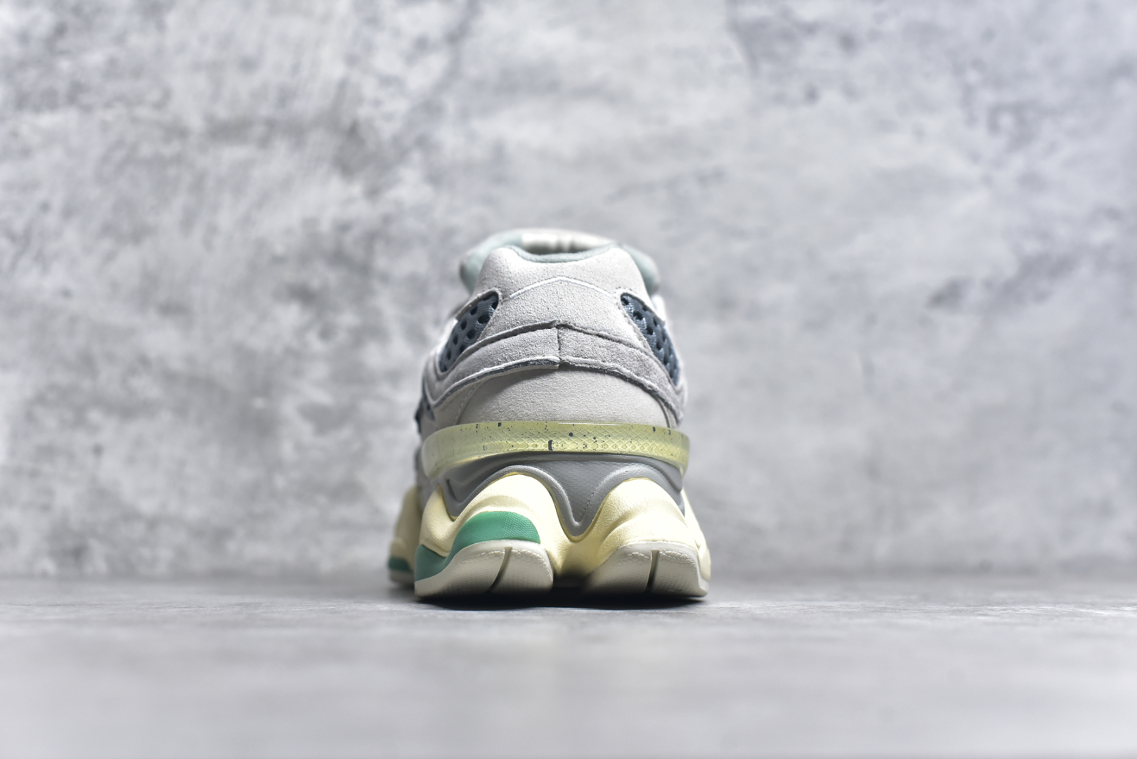 图片[5]-#NB 新百伦 New Balance NB9060小象蹄男女款9060舒适百搭老爹鞋。全新 9060 款式将经典风格与现代设计融合到日常多功能性中。 9060 重新诠释了源自经典 99X 型号的熟悉元素，其灵感来自于 Y2K 时代的未来主义和美学。 鞋面在990 的基础中进行了扩展和使用，以提供可见的运动感，中底采用 ABZORB 和 SBS 熟悉的缓震平台以提供舒适感。 类型：男女鞋 尺码：36-45含半码-选品中心