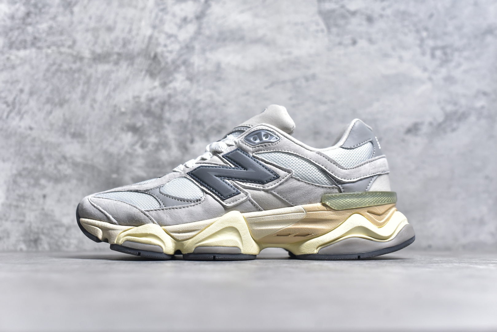 #NB 新百伦 New Balance NB9060小象蹄男女款9060舒适百搭老爹鞋。全新 9060 款式将经典风格与现代设计融合到日常多功能性中。 9060 重新诠释了源自经典 99X 型号的熟悉元素，其灵感来自于 Y2K 时代的未来主义和美学。 鞋面在990 的基础中进行了扩展和使用，以提供可见的运动感，中底采用 ABZORB 和 SBS 熟悉的缓震平台以提供舒适感。 类型：男女鞋 尺码：36-45含半码-选品中心