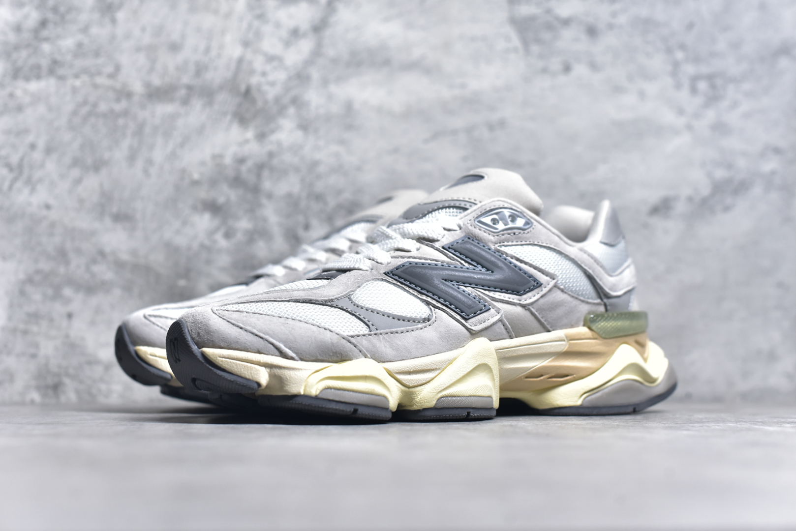 图片[2]-#NB 新百伦 New Balance NB9060小象蹄男女款9060舒适百搭老爹鞋。全新 9060 款式将经典风格与现代设计融合到日常多功能性中。 9060 重新诠释了源自经典 99X 型号的熟悉元素，其灵感来自于 Y2K 时代的未来主义和美学。 鞋面在990 的基础中进行了扩展和使用，以提供可见的运动感，中底采用 ABZORB 和 SBS 熟悉的缓震平台以提供舒适感。 类型：男女鞋 尺码：36-45含半码-选品中心