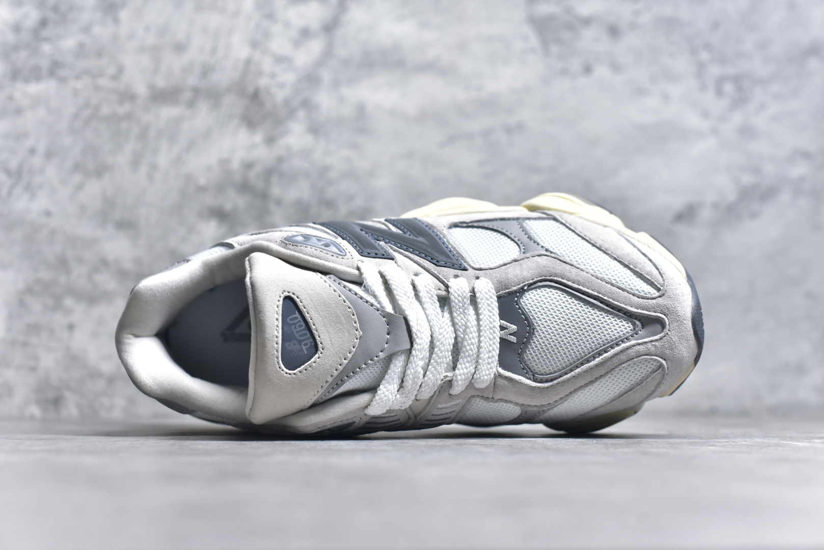 图片[4]-#NB 新百伦 New Balance NB9060小象蹄男女款9060舒适百搭老爹鞋。全新 9060 款式将经典风格与现代设计融合到日常多功能性中。 9060 重新诠释了源自经典 99X 型号的熟悉元素，其灵感来自于 Y2K 时代的未来主义和美学。 鞋面在990 的基础中进行了扩展和使用，以提供可见的运动感，中底采用 ABZORB 和 SBS 熟悉的缓震平台以提供舒适感。 类型：男女鞋 尺码：36-45含半码-选品中心