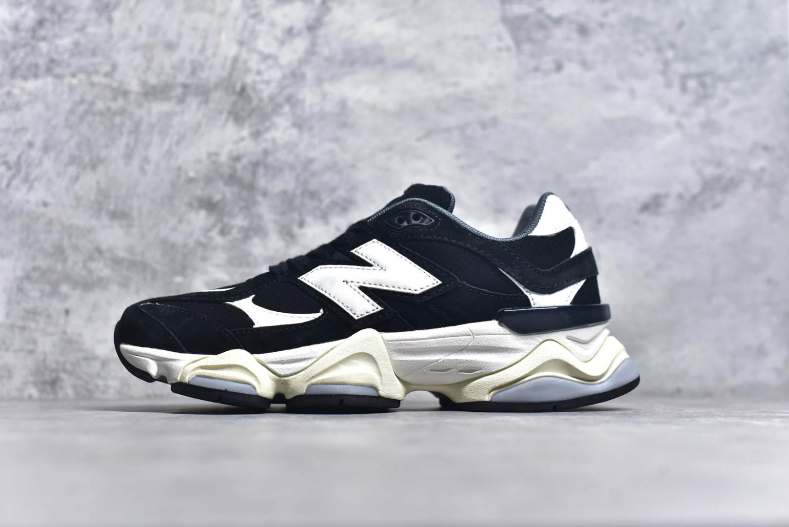 #NB 新百伦 New Balance NB9060小象蹄男女款9060舒适百搭老爹鞋。全新 9060 款式将经典风格与现代设计融合到日常多功能性中。 9060 重新诠释了源自经典 99X 型号的熟悉元素，其灵感来自于 Y2K 时代的未来主义和美学。 鞋面在990 的基础中进行了扩展和使用，以提供可见的运动感，中底采用 ABZORB 和 SBS 熟悉的缓震平台以提供舒适感。 类型：男女鞋 尺码：36-45含半码-选品中心