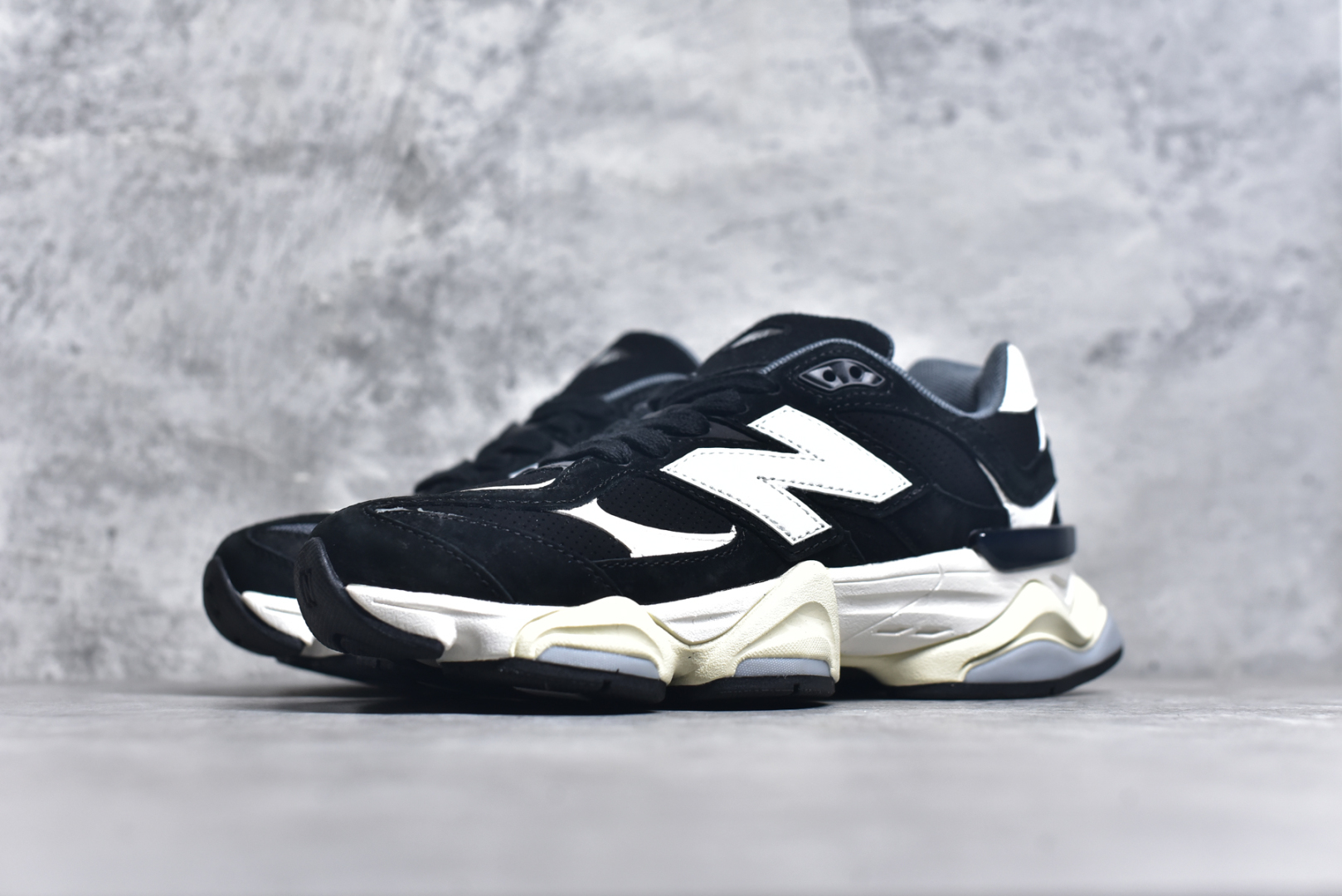图片[2]-#NB 新百伦 New Balance NB9060小象蹄男女款9060舒适百搭老爹鞋。全新 9060 款式将经典风格与现代设计融合到日常多功能性中。 9060 重新诠释了源自经典 99X 型号的熟悉元素，其灵感来自于 Y2K 时代的未来主义和美学。 鞋面在990 的基础中进行了扩展和使用，以提供可见的运动感，中底采用 ABZORB 和 SBS 熟悉的缓震平台以提供舒适感。 类型：男女鞋 尺码：36-45含半码-选品中心