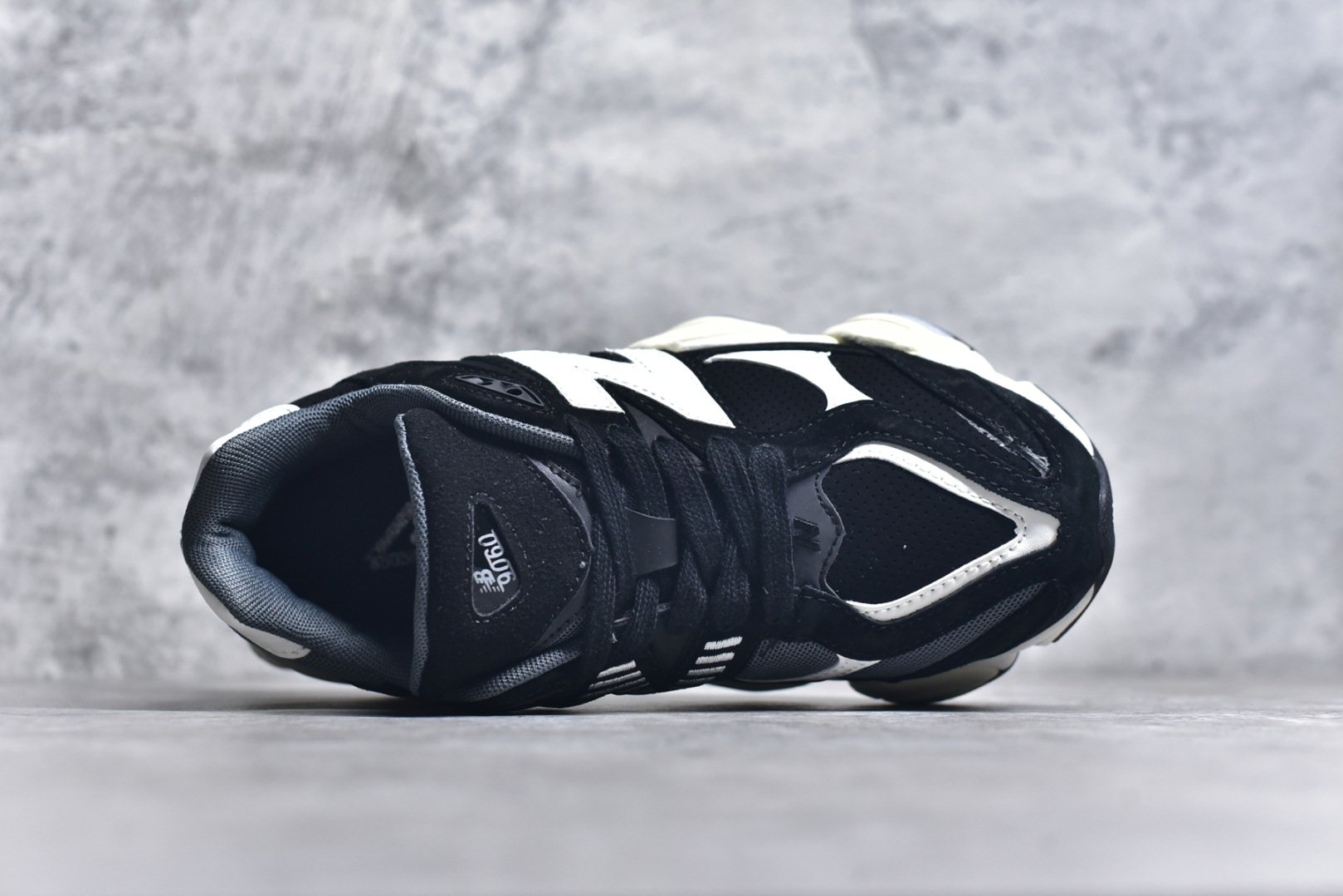 图片[4]-#NB 新百伦 New Balance NB9060小象蹄男女款9060舒适百搭老爹鞋。全新 9060 款式将经典风格与现代设计融合到日常多功能性中。 9060 重新诠释了源自经典 99X 型号的熟悉元素，其灵感来自于 Y2K 时代的未来主义和美学。 鞋面在990 的基础中进行了扩展和使用，以提供可见的运动感，中底采用 ABZORB 和 SBS 熟悉的缓震平台以提供舒适感。 类型：男女鞋 尺码：36-45含半码-选品中心