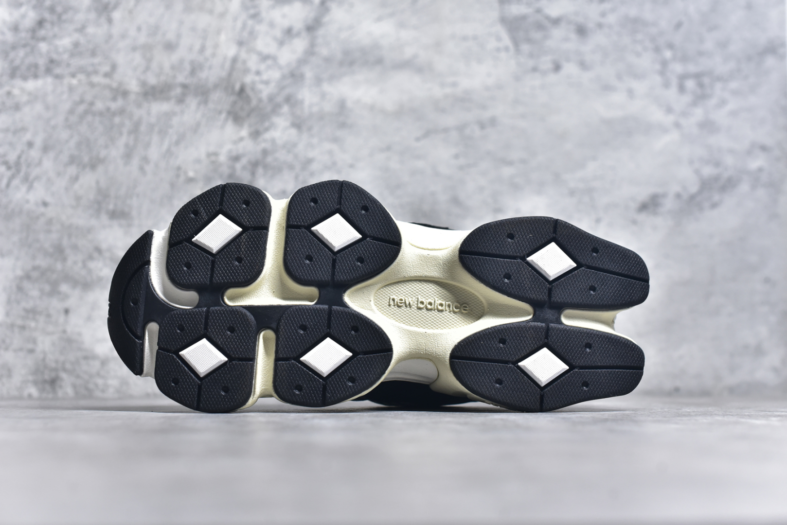 图片[6]-#NB 新百伦 New Balance NB9060小象蹄男女款9060舒适百搭老爹鞋。全新 9060 款式将经典风格与现代设计融合到日常多功能性中。 9060 重新诠释了源自经典 99X 型号的熟悉元素，其灵感来自于 Y2K 时代的未来主义和美学。 鞋面在990 的基础中进行了扩展和使用，以提供可见的运动感，中底采用 ABZORB 和 SBS 熟悉的缓震平台以提供舒适感。 类型：男女鞋 尺码：36-45含半码-选品中心