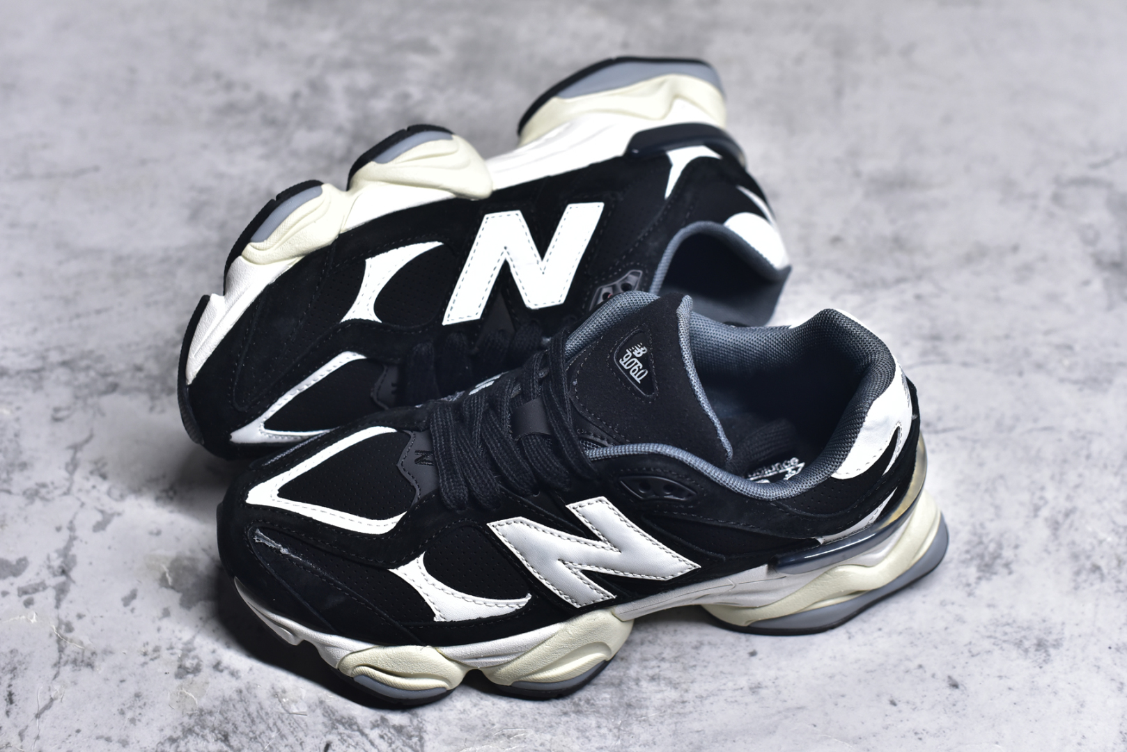 图片[7]-#NB 新百伦 New Balance NB9060小象蹄男女款9060舒适百搭老爹鞋。全新 9060 款式将经典风格与现代设计融合到日常多功能性中。 9060 重新诠释了源自经典 99X 型号的熟悉元素，其灵感来自于 Y2K 时代的未来主义和美学。 鞋面在990 的基础中进行了扩展和使用，以提供可见的运动感，中底采用 ABZORB 和 SBS 熟悉的缓震平台以提供舒适感。 类型：男女鞋 尺码：36-45含半码-选品中心