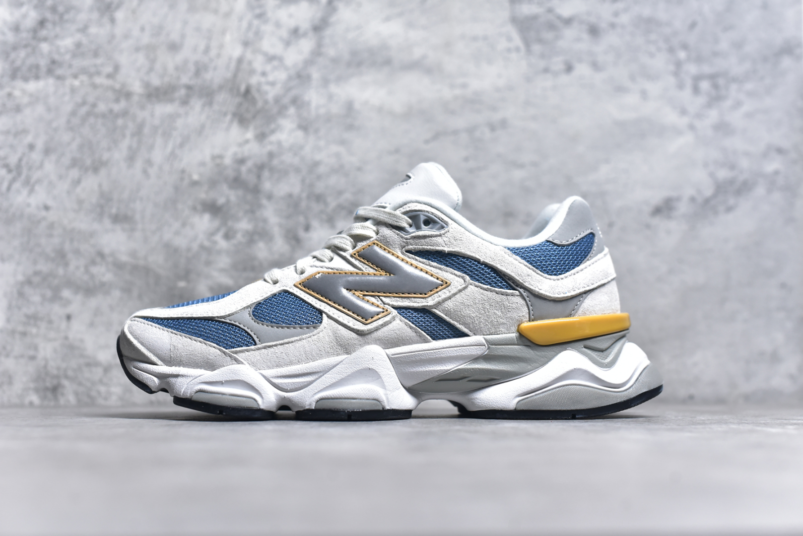 #New Balance NB9060 联名款 复古休闲运动慢跑鞋 白蓝色 U9060FM 全套原楦原纸板原厂数据开发 进口三明治网面 原装进口翻毛皮料正确绒感卡色 正确中底拉帮中底网布细节 原厂标裁 带紫光防伪 定制后跟透明水晶模块 冲裁组合 大底贴合程度胶水上色把控完美 整洁度挑战全网艺术家 多道序QC把关品质完善 匠心打造 耗时两个月开发完成 工艺极其复杂难度可想而知 新开独立私模大底 全网唯一正确六层组合大底 高端零售专供产物 尺码：36 37 37.5 38 38.5 39 40 40.5 41 42 42.5 43 44 45 46.5-选品中心