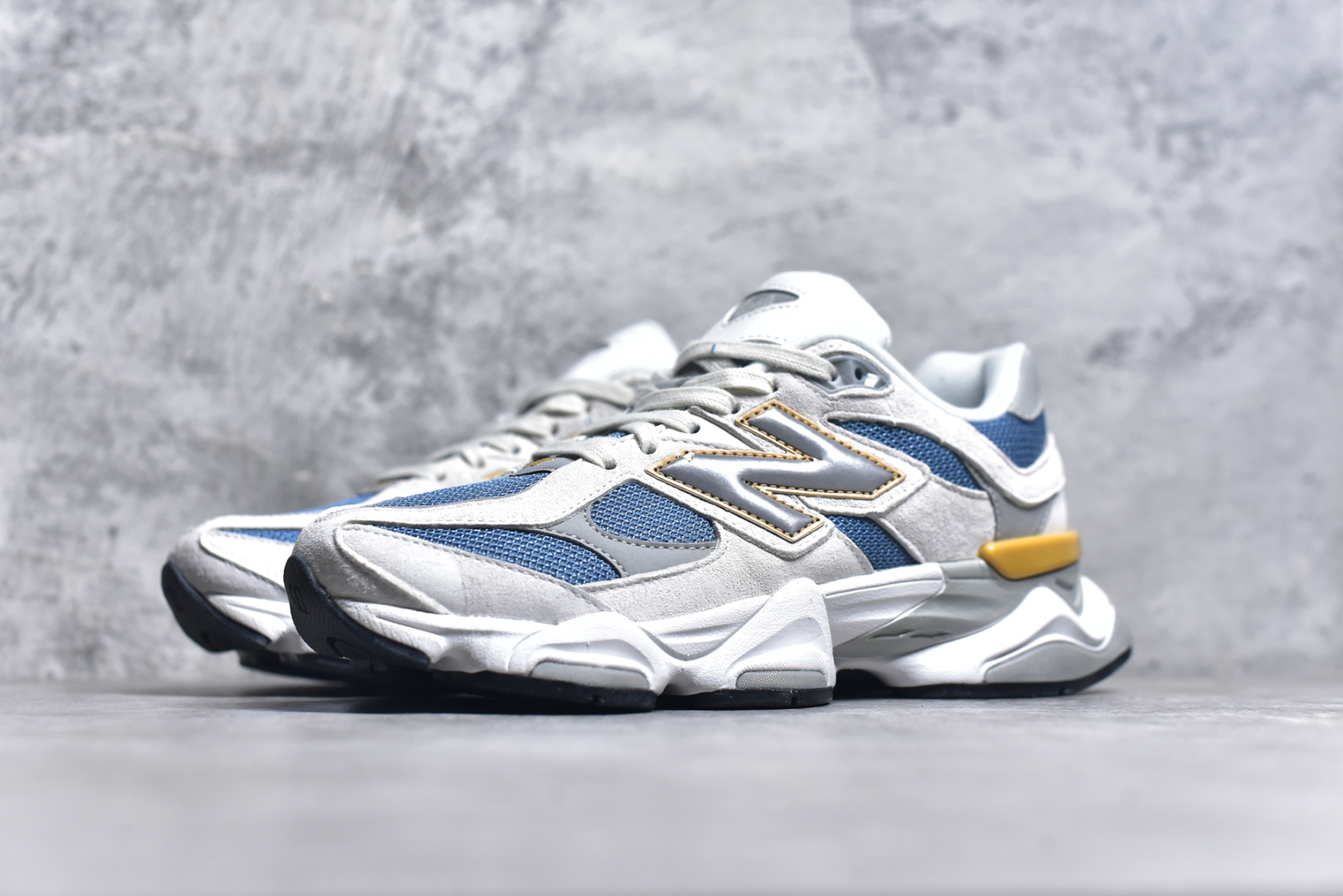 图片[2]-#New Balance NB9060 联名款 复古休闲运动慢跑鞋 白蓝色 U9060FM 全套原楦原纸板原厂数据开发 进口三明治网面 原装进口翻毛皮料正确绒感卡色 正确中底拉帮中底网布细节 原厂标裁 带紫光防伪 定制后跟透明水晶模块 冲裁组合 大底贴合程度胶水上色把控完美 整洁度挑战全网艺术家 多道序QC把关品质完善 匠心打造 耗时两个月开发完成 工艺极其复杂难度可想而知 新开独立私模大底 全网唯一正确六层组合大底 高端零售专供产物 尺码：36 37 37.5 38 38.5 39 40 40.5 41 42 42.5 43 44 45 46.5-选品中心