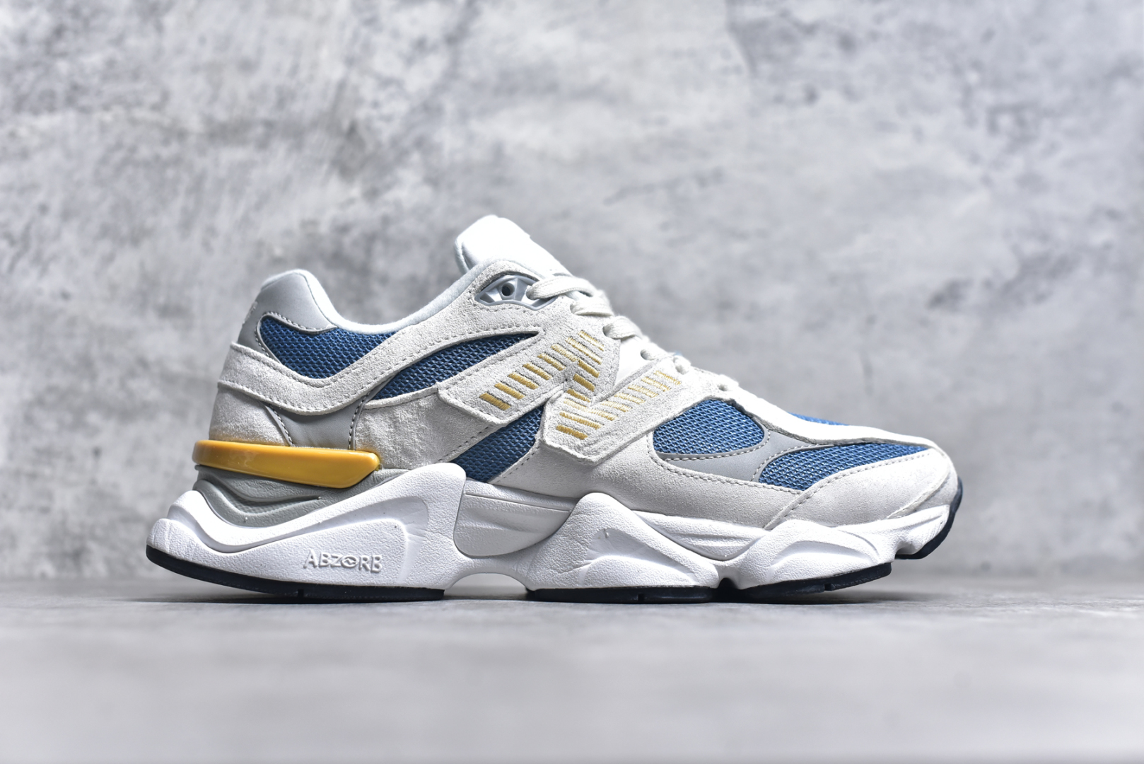 图片[3]-#New Balance NB9060 联名款 复古休闲运动慢跑鞋 白蓝色 U9060FM 全套原楦原纸板原厂数据开发 进口三明治网面 原装进口翻毛皮料正确绒感卡色 正确中底拉帮中底网布细节 原厂标裁 带紫光防伪 定制后跟透明水晶模块 冲裁组合 大底贴合程度胶水上色把控完美 整洁度挑战全网艺术家 多道序QC把关品质完善 匠心打造 耗时两个月开发完成 工艺极其复杂难度可想而知 新开独立私模大底 全网唯一正确六层组合大底 高端零售专供产物 尺码：36 37 37.5 38 38.5 39 40 40.5 41 42 42.5 43 44 45 46.5-选品中心