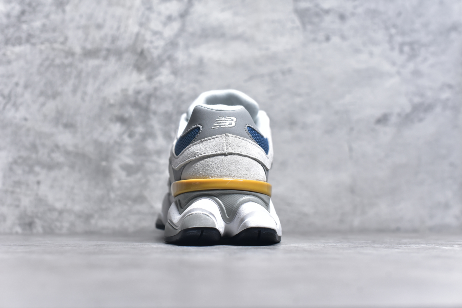 图片[5]-#New Balance NB9060 联名款 复古休闲运动慢跑鞋 白蓝色 U9060FM 全套原楦原纸板原厂数据开发 进口三明治网面 原装进口翻毛皮料正确绒感卡色 正确中底拉帮中底网布细节 原厂标裁 带紫光防伪 定制后跟透明水晶模块 冲裁组合 大底贴合程度胶水上色把控完美 整洁度挑战全网艺术家 多道序QC把关品质完善 匠心打造 耗时两个月开发完成 工艺极其复杂难度可想而知 新开独立私模大底 全网唯一正确六层组合大底 高端零售专供产物 尺码：36 37 37.5 38 38.5 39 40 40.5 41 42 42.5 43 44 45 46.5-选品中心