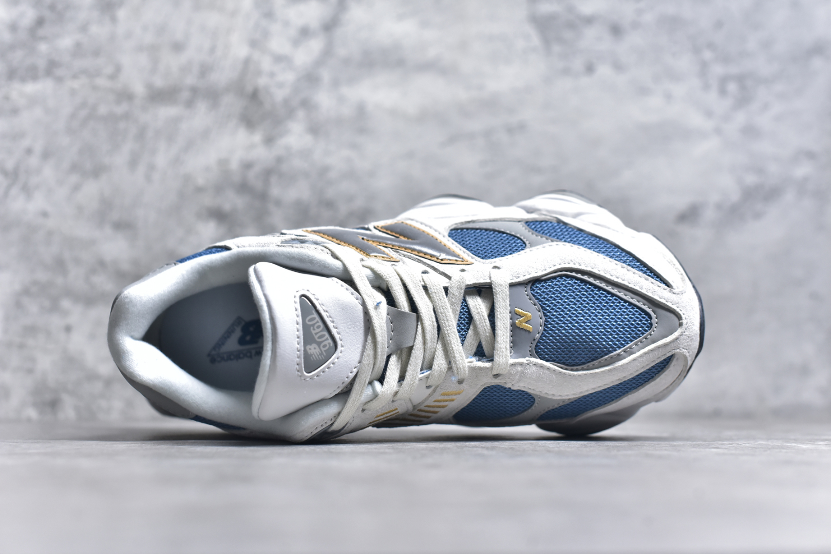 图片[4]-#New Balance NB9060 联名款 复古休闲运动慢跑鞋 白蓝色 U9060FM 全套原楦原纸板原厂数据开发 进口三明治网面 原装进口翻毛皮料正确绒感卡色 正确中底拉帮中底网布细节 原厂标裁 带紫光防伪 定制后跟透明水晶模块 冲裁组合 大底贴合程度胶水上色把控完美 整洁度挑战全网艺术家 多道序QC把关品质完善 匠心打造 耗时两个月开发完成 工艺极其复杂难度可想而知 新开独立私模大底 全网唯一正确六层组合大底 高端零售专供产物 尺码：36 37 37.5 38 38.5 39 40 40.5 41 42 42.5 43 44 45 46.5-选品中心
