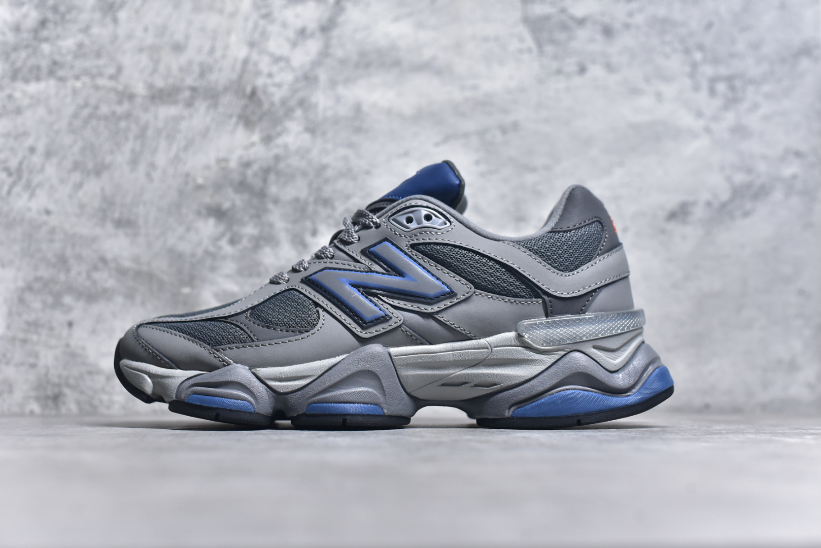#NB 新百伦 New Balance NB9060小象蹄男女款9060舒适百搭老爹鞋。全新 9060 款式将经典风格与现代设计融合到日常多功能性中。 9060 重新诠释了源自经典 99X 型号的熟悉元素，其灵感来自于 Y2K 时代的未来主义和美学。 鞋面在990 的基础中进行了扩展和使用，以提供可见的运动感，中底采用 ABZORB 和 SBS 熟悉的缓震平台以提供舒适感。 类型：男女鞋 尺码：36-45含半码-选品中心