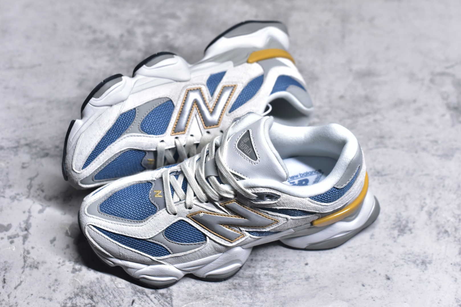 图片[7]-#New Balance NB9060 联名款 复古休闲运动慢跑鞋 白蓝色 U9060FM 全套原楦原纸板原厂数据开发 进口三明治网面 原装进口翻毛皮料正确绒感卡色 正确中底拉帮中底网布细节 原厂标裁 带紫光防伪 定制后跟透明水晶模块 冲裁组合 大底贴合程度胶水上色把控完美 整洁度挑战全网艺术家 多道序QC把关品质完善 匠心打造 耗时两个月开发完成 工艺极其复杂难度可想而知 新开独立私模大底 全网唯一正确六层组合大底 高端零售专供产物 尺码：36 37 37.5 38 38.5 39 40 40.5 41 42 42.5 43 44 45 46.5-选品中心