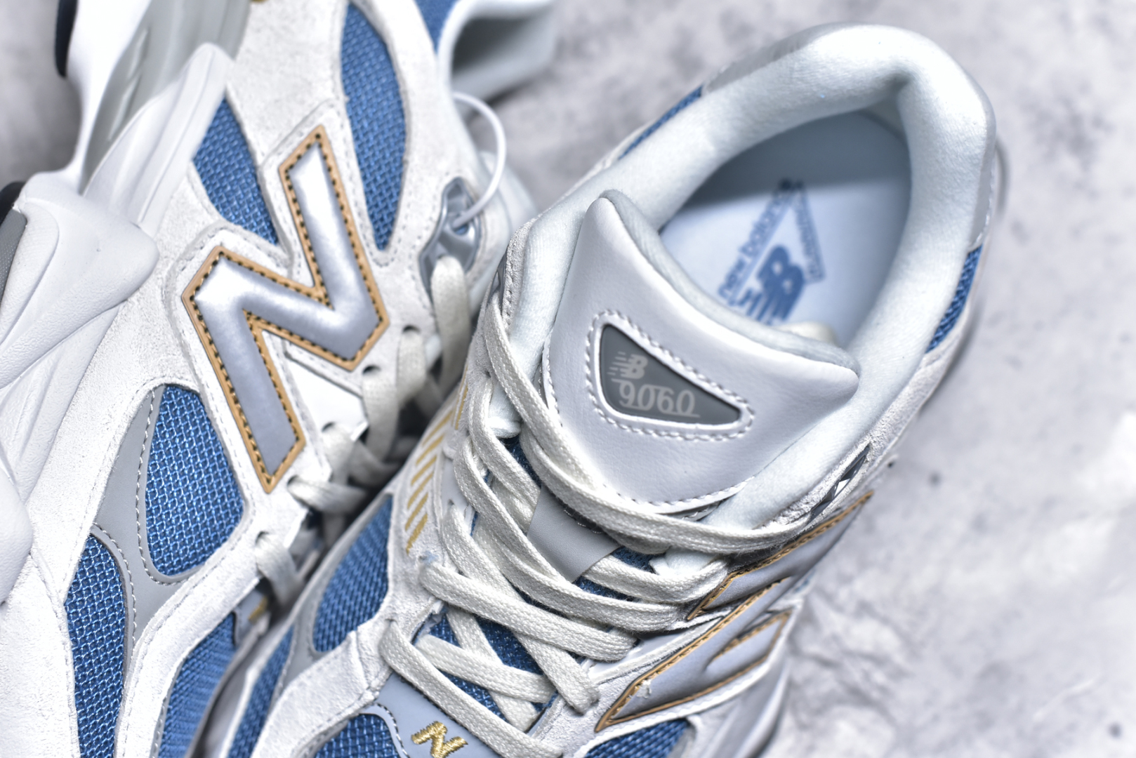 图片[9]-#New Balance NB9060 联名款 复古休闲运动慢跑鞋 白蓝色 U9060FM 全套原楦原纸板原厂数据开发 进口三明治网面 原装进口翻毛皮料正确绒感卡色 正确中底拉帮中底网布细节 原厂标裁 带紫光防伪 定制后跟透明水晶模块 冲裁组合 大底贴合程度胶水上色把控完美 整洁度挑战全网艺术家 多道序QC把关品质完善 匠心打造 耗时两个月开发完成 工艺极其复杂难度可想而知 新开独立私模大底 全网唯一正确六层组合大底 高端零售专供产物 尺码：36 37 37.5 38 38.5 39 40 40.5 41 42 42.5 43 44 45 46.5-选品中心