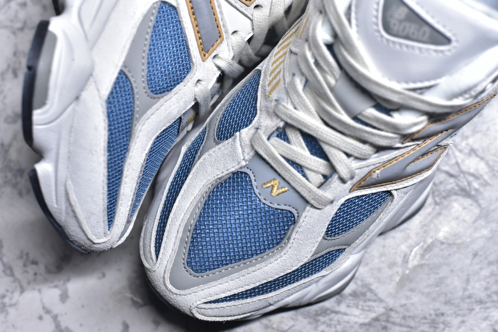 图片[8]-#New Balance NB9060 联名款 复古休闲运动慢跑鞋 白蓝色 U9060FM 全套原楦原纸板原厂数据开发 进口三明治网面 原装进口翻毛皮料正确绒感卡色 正确中底拉帮中底网布细节 原厂标裁 带紫光防伪 定制后跟透明水晶模块 冲裁组合 大底贴合程度胶水上色把控完美 整洁度挑战全网艺术家 多道序QC把关品质完善 匠心打造 耗时两个月开发完成 工艺极其复杂难度可想而知 新开独立私模大底 全网唯一正确六层组合大底 高端零售专供产物 尺码：36 37 37.5 38 38.5 39 40 40.5 41 42 42.5 43 44 45 46.5-选品中心