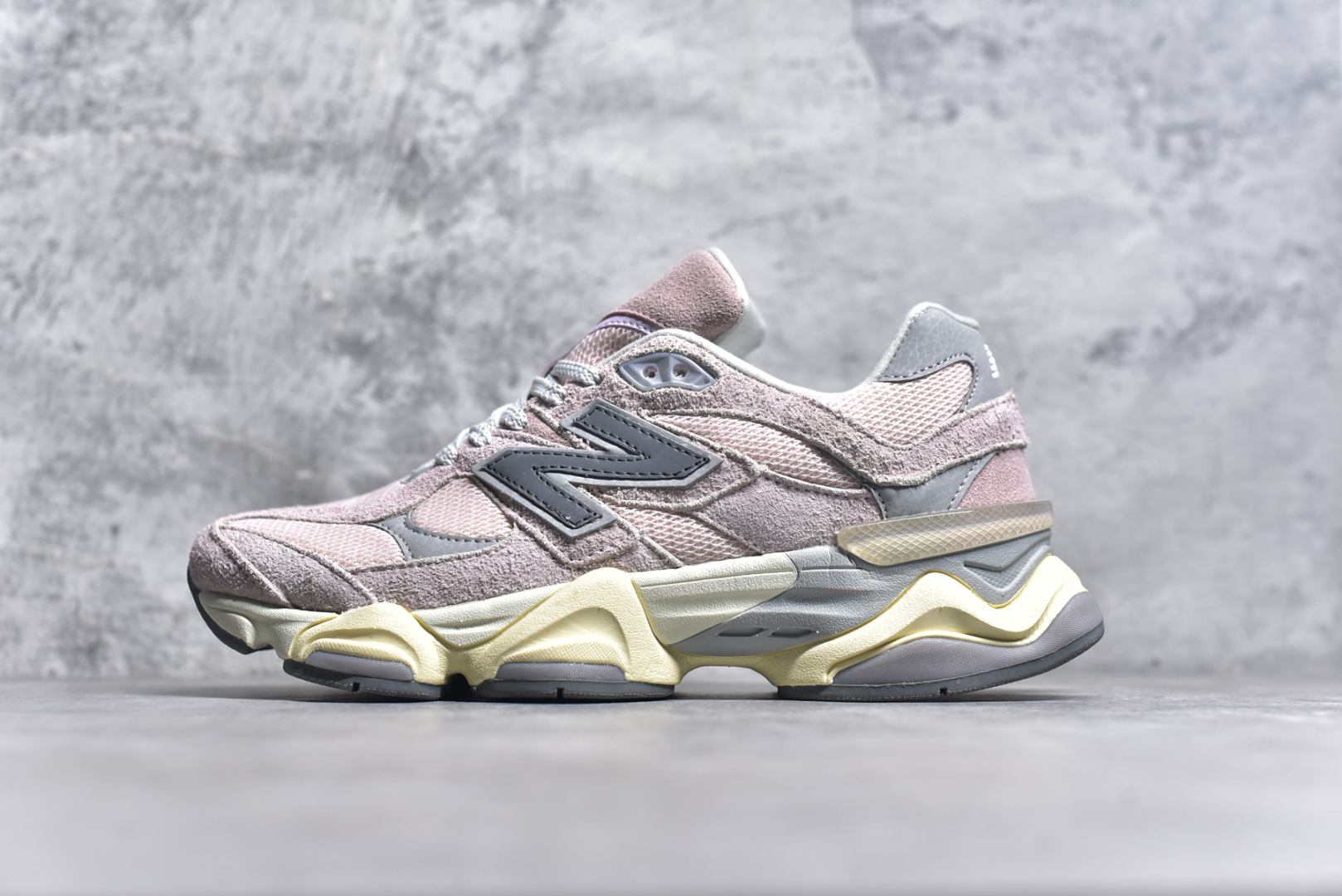 #NB 新百伦 New Balance NB9060小象蹄男女款9060舒适百搭老爹鞋。全新 9060 款式将经典风格与现代设计融合到日常多功能性中。 9060 重新诠释了源自经典 99X 型号的熟悉元素，其灵感来自于 Y2K 时代的未来主义和美学。 鞋面在990 的基础中进行了扩展和使用，以提供可见的运动感，中底采用 ABZORB 和 SBS 熟悉的缓震平台以提供舒适感。 类型：男女鞋 尺码：36-45含半码-选品中心