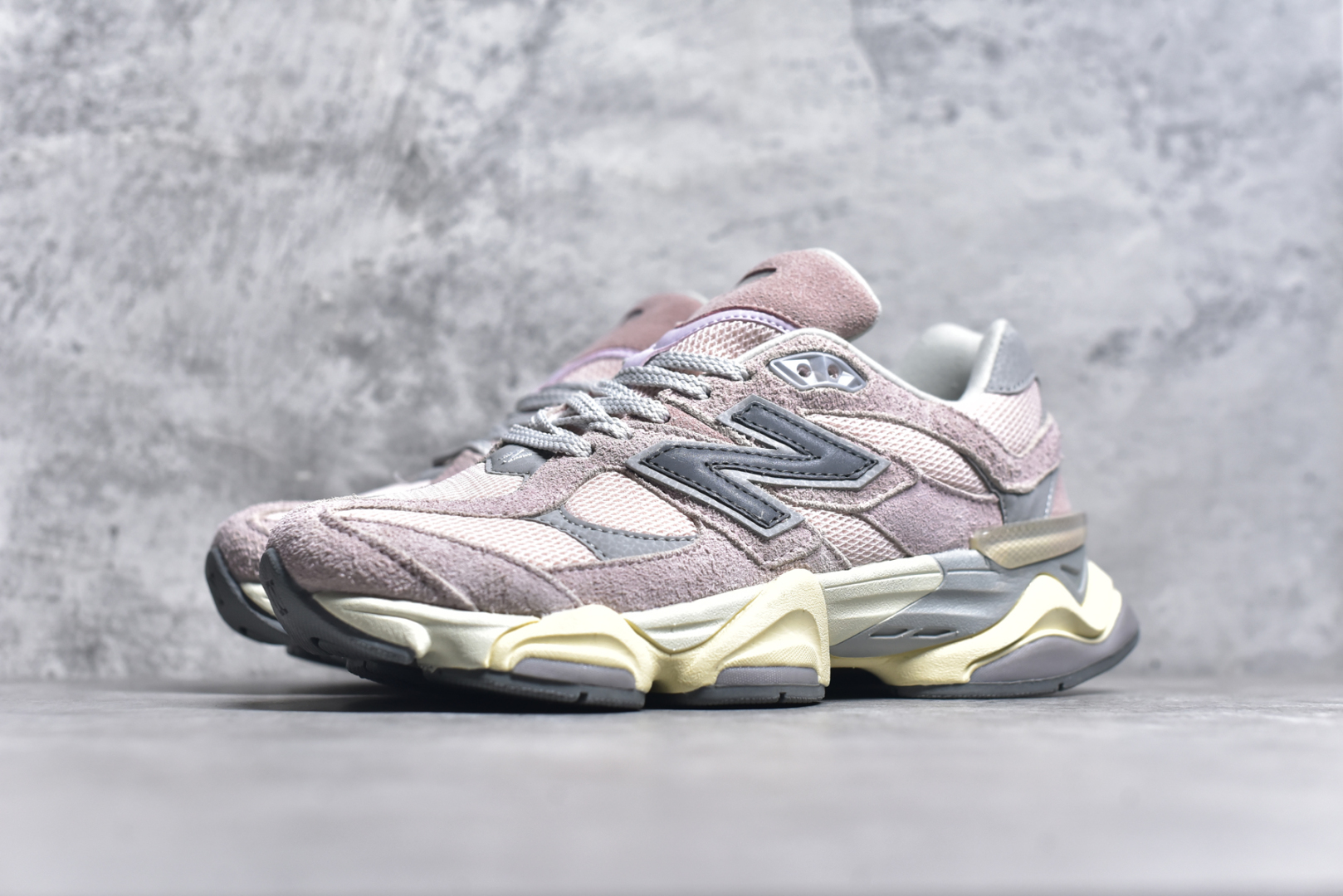 图片[2]-#NB 新百伦 New Balance NB9060小象蹄男女款9060舒适百搭老爹鞋。全新 9060 款式将经典风格与现代设计融合到日常多功能性中。 9060 重新诠释了源自经典 99X 型号的熟悉元素，其灵感来自于 Y2K 时代的未来主义和美学。 鞋面在990 的基础中进行了扩展和使用，以提供可见的运动感，中底采用 ABZORB 和 SBS 熟悉的缓震平台以提供舒适感。 类型：男女鞋 尺码：36-45含半码-选品中心