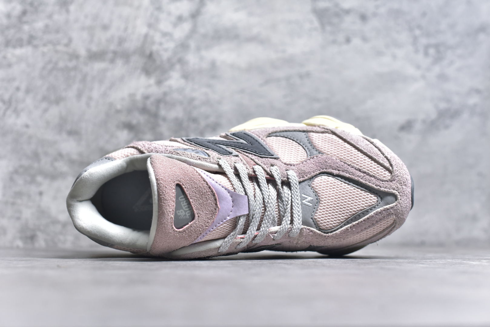 图片[4]-#NB 新百伦 New Balance NB9060小象蹄男女款9060舒适百搭老爹鞋。全新 9060 款式将经典风格与现代设计融合到日常多功能性中。 9060 重新诠释了源自经典 99X 型号的熟悉元素，其灵感来自于 Y2K 时代的未来主义和美学。 鞋面在990 的基础中进行了扩展和使用，以提供可见的运动感，中底采用 ABZORB 和 SBS 熟悉的缓震平台以提供舒适感。 类型：男女鞋 尺码：36-45含半码-选品中心
