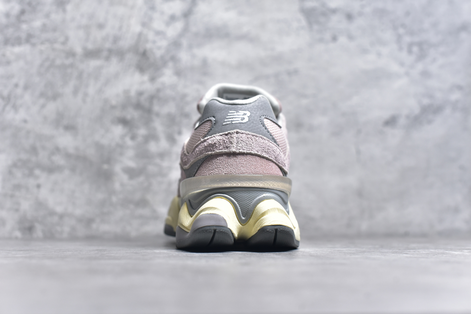 图片[5]-#NB 新百伦 New Balance NB9060小象蹄男女款9060舒适百搭老爹鞋。全新 9060 款式将经典风格与现代设计融合到日常多功能性中。 9060 重新诠释了源自经典 99X 型号的熟悉元素，其灵感来自于 Y2K 时代的未来主义和美学。 鞋面在990 的基础中进行了扩展和使用，以提供可见的运动感，中底采用 ABZORB 和 SBS 熟悉的缓震平台以提供舒适感。 类型：男女鞋 尺码：36-45含半码-选品中心