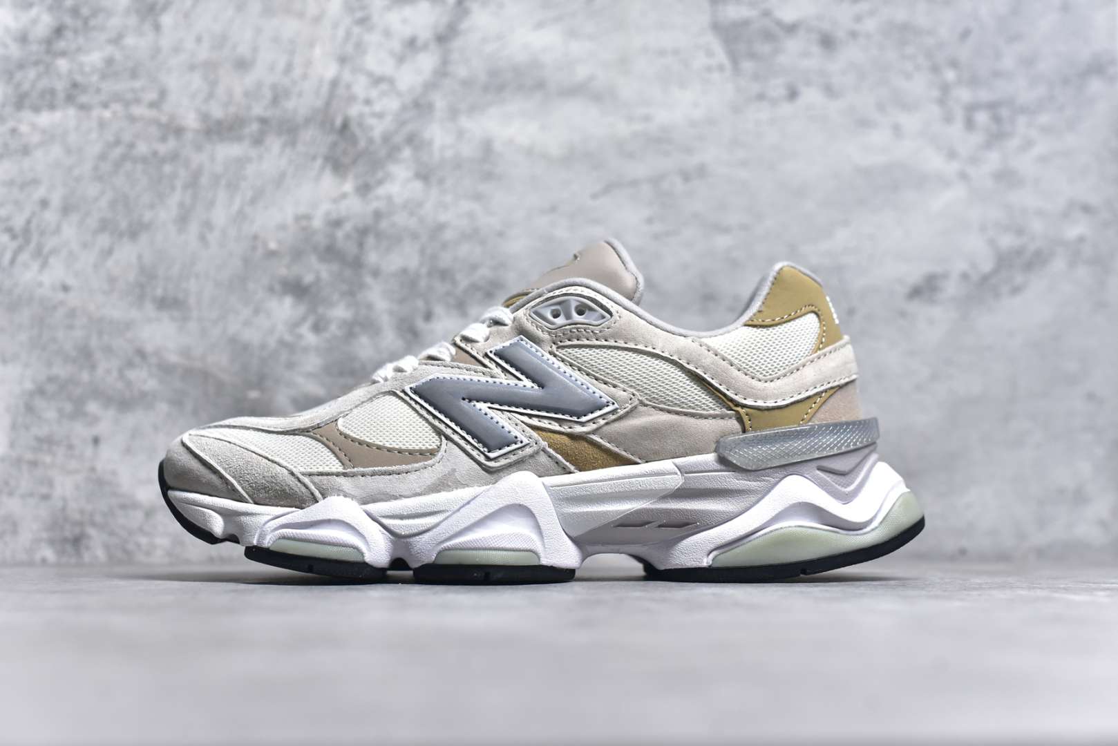 #NB 新百伦 New Balance NB9060小象蹄男女款9060舒适百搭老爹鞋。全新 9060 款式将经典风格与现代设计融合到日常多功能性中。 9060 重新诠释了源自经典 99X 型号的熟悉元素，其灵感来自于 Y2K 时代的未来主义和美学。 鞋面在990 的基础中进行了扩展和使用，以提供可见的运动感，中底采用 ABZORB 和 SBS 熟悉的缓震平台以提供舒适感。 类型：男女鞋 尺码：36-45含半码-选品中心