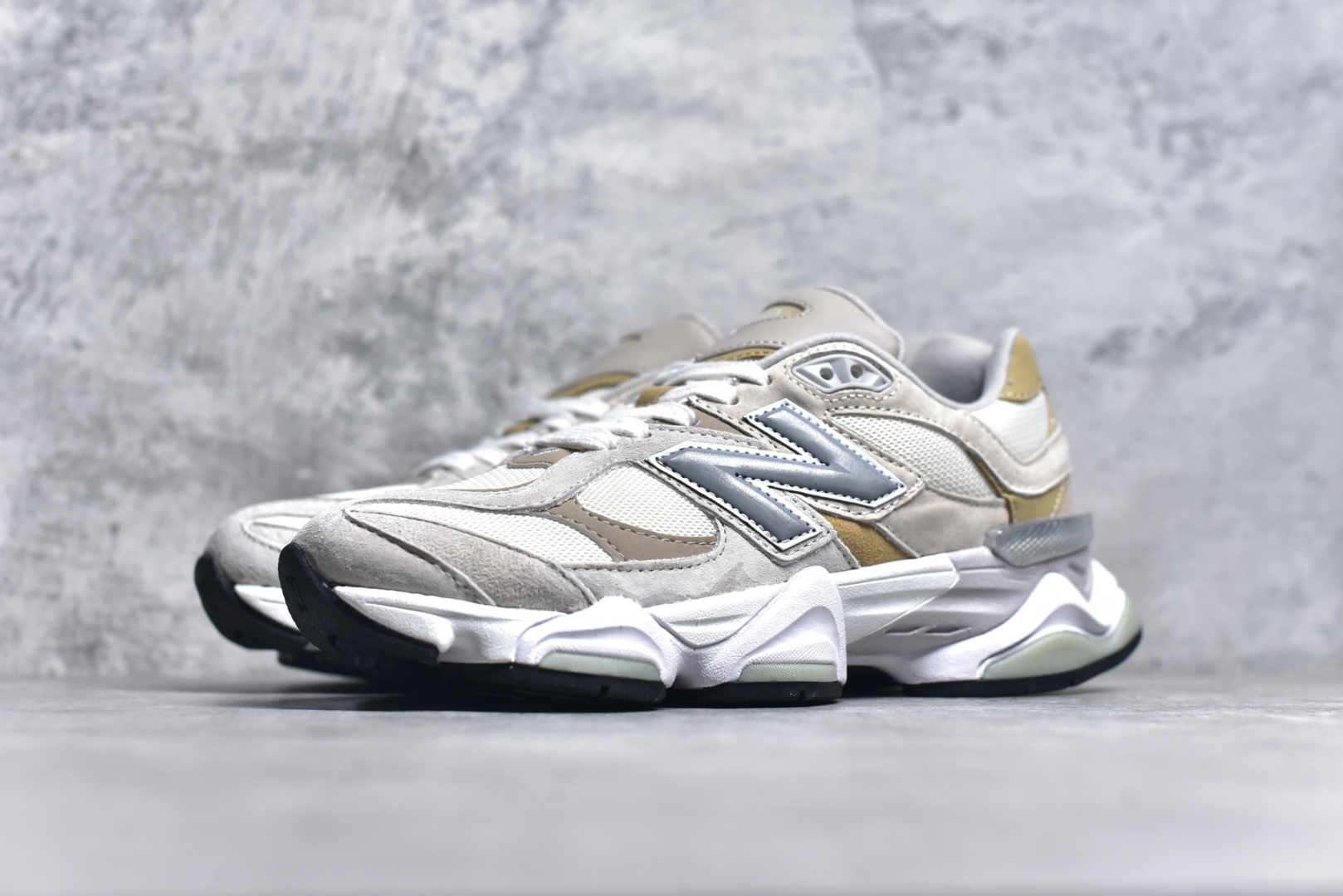 图片[2]-#NB 新百伦 New Balance NB9060小象蹄男女款9060舒适百搭老爹鞋。全新 9060 款式将经典风格与现代设计融合到日常多功能性中。 9060 重新诠释了源自经典 99X 型号的熟悉元素，其灵感来自于 Y2K 时代的未来主义和美学。 鞋面在990 的基础中进行了扩展和使用，以提供可见的运动感，中底采用 ABZORB 和 SBS 熟悉的缓震平台以提供舒适感。 类型：男女鞋 尺码：36-45含半码-选品中心