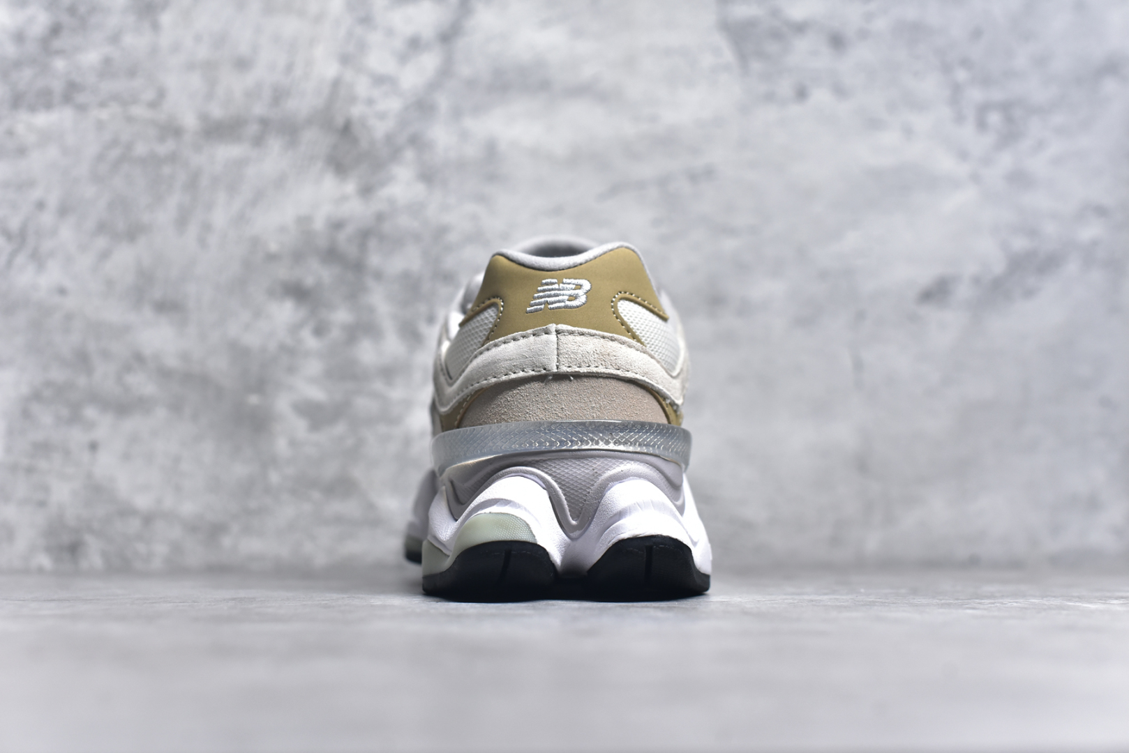 图片[5]-#NB 新百伦 New Balance NB9060小象蹄男女款9060舒适百搭老爹鞋。全新 9060 款式将经典风格与现代设计融合到日常多功能性中。 9060 重新诠释了源自经典 99X 型号的熟悉元素，其灵感来自于 Y2K 时代的未来主义和美学。 鞋面在990 的基础中进行了扩展和使用，以提供可见的运动感，中底采用 ABZORB 和 SBS 熟悉的缓震平台以提供舒适感。 类型：男女鞋 尺码：36-45含半码-选品中心