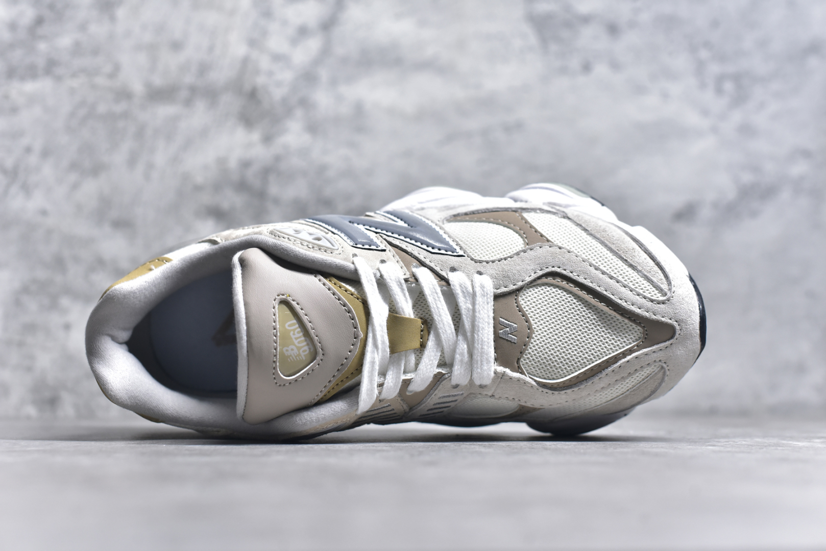图片[4]-#NB 新百伦 New Balance NB9060小象蹄男女款9060舒适百搭老爹鞋。全新 9060 款式将经典风格与现代设计融合到日常多功能性中。 9060 重新诠释了源自经典 99X 型号的熟悉元素，其灵感来自于 Y2K 时代的未来主义和美学。 鞋面在990 的基础中进行了扩展和使用，以提供可见的运动感，中底采用 ABZORB 和 SBS 熟悉的缓震平台以提供舒适感。 类型：男女鞋 尺码：36-45含半码-选品中心