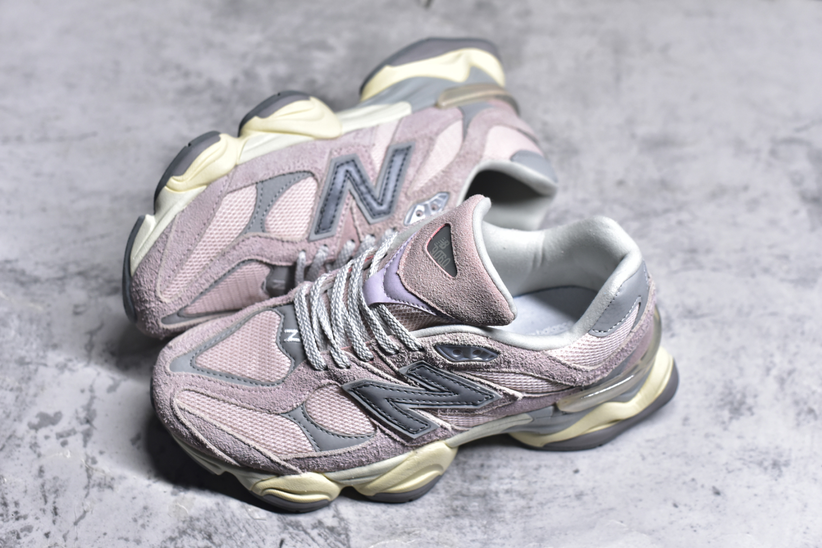 图片[7]-#NB 新百伦 New Balance NB9060小象蹄男女款9060舒适百搭老爹鞋。全新 9060 款式将经典风格与现代设计融合到日常多功能性中。 9060 重新诠释了源自经典 99X 型号的熟悉元素，其灵感来自于 Y2K 时代的未来主义和美学。 鞋面在990 的基础中进行了扩展和使用，以提供可见的运动感，中底采用 ABZORB 和 SBS 熟悉的缓震平台以提供舒适感。 类型：男女鞋 尺码：36-45含半码-选品中心