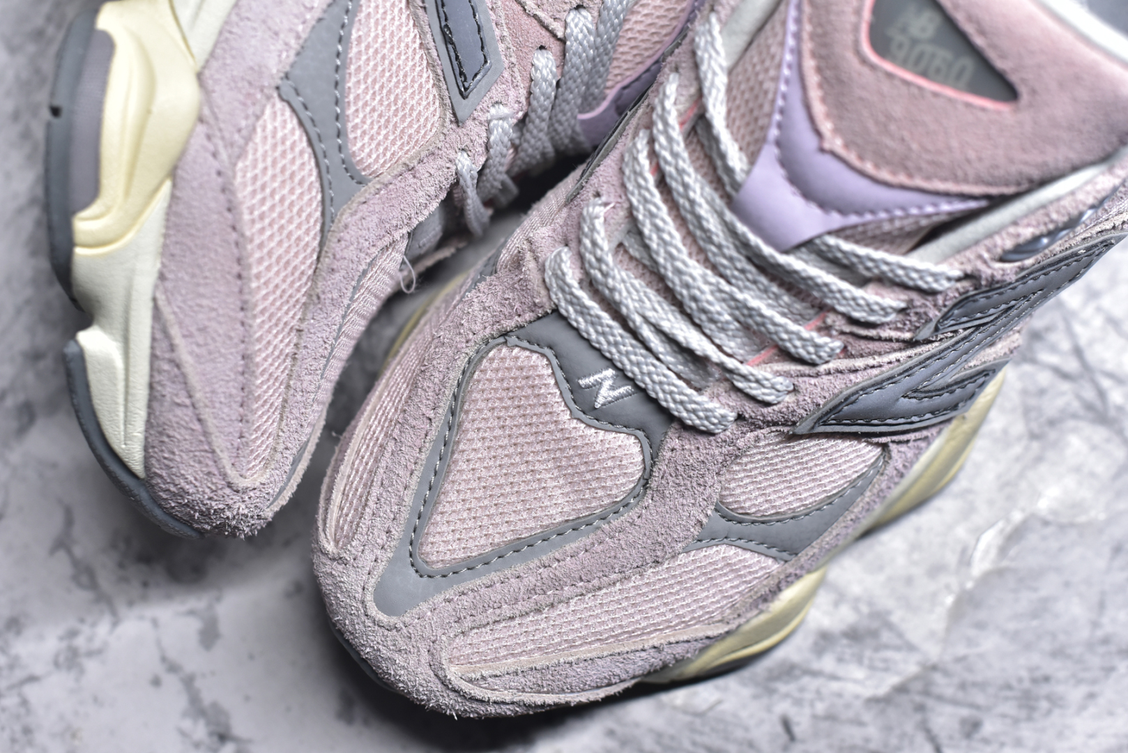 图片[8]-#NB 新百伦 New Balance NB9060小象蹄男女款9060舒适百搭老爹鞋。全新 9060 款式将经典风格与现代设计融合到日常多功能性中。 9060 重新诠释了源自经典 99X 型号的熟悉元素，其灵感来自于 Y2K 时代的未来主义和美学。 鞋面在990 的基础中进行了扩展和使用，以提供可见的运动感，中底采用 ABZORB 和 SBS 熟悉的缓震平台以提供舒适感。 类型：男女鞋 尺码：36-45含半码-选品中心