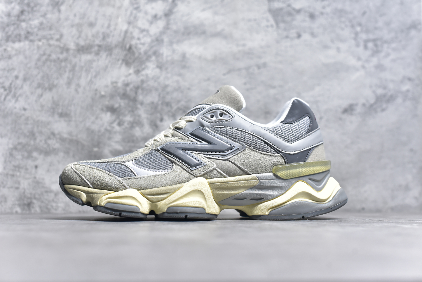 #NB 新百伦 New Balance NB9060小象蹄男女款9060舒适百搭老爹鞋。全新 9060 款式将经典风格与现代设计融合到日常多功能性中。 9060 重新诠释了源自经典 99X 型号的熟悉元素，其灵感来自于 Y2K 时代的未来主义和美学。 鞋面在990 的基础中进行了扩展和使用，以提供可见的运动感，中底采用 ABZORB 和 SBS 熟悉的缓震平台以提供舒适感。 类型：男女鞋 尺码：36-45含半码-选品中心