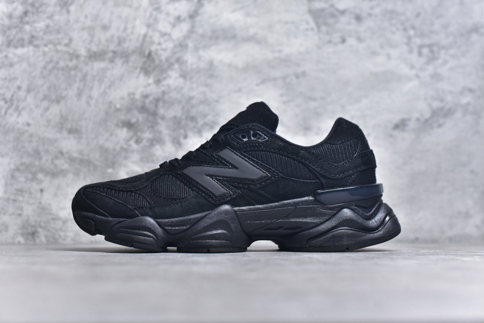 #NB 新百伦 New Balance NB9060小象蹄男女款9060舒适百搭老爹鞋。全新 9060 款式将经典风格与现代设计融合到日常多功能性中。 9060 重新诠释了源自经典 99X 型号的熟悉元素，其灵感来自于 Y2K 时代的未来主义和美学。 鞋面在990 的基础中进行了扩展和使用，以提供可见的运动感，中底采用 ABZORB 和 SBS 熟悉的缓震平台以提供舒适感。 类型：男女鞋 尺码：36-45含半码-选品中心