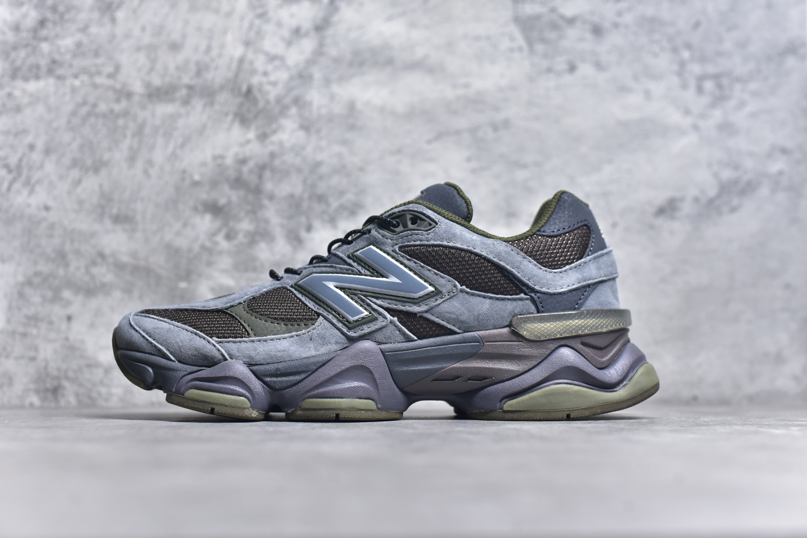 #NB 新百伦 New Balance NB9060小象蹄男女款9060舒适百搭老爹鞋。全新 9060 款式将经典风格与现代设计融合到日常多功能性中。 9060 重新诠释了源自经典 99X 型号的熟悉元素，其灵感来自于 Y2K 时代的未来主义和美学。 鞋面在990 的基础中进行了扩展和使用，以提供可见的运动感，中底采用 ABZORB 和 SBS 熟悉的缓震平台以提供舒适感。 类型：男女鞋 尺码：36-45含半码-选品中心