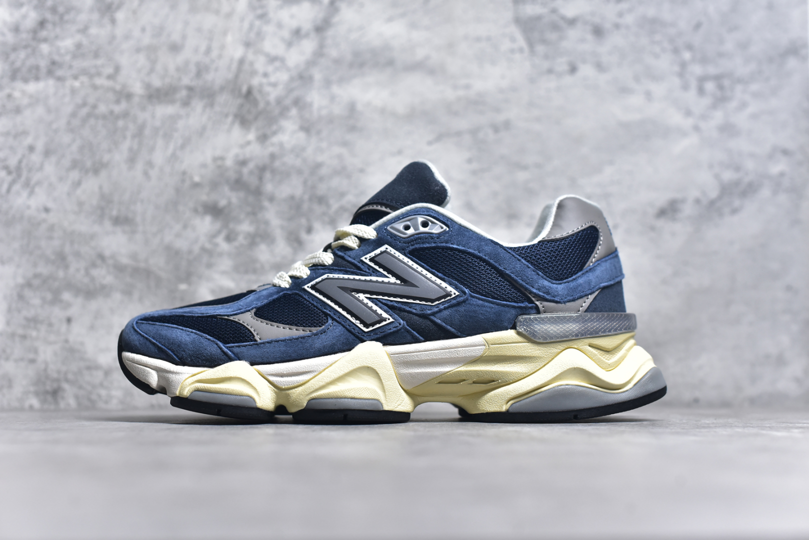 #NB 新百伦 New Balance NB9060小象蹄男女款9060舒适百搭老爹鞋。全新 9060 款式将经典风格与现代设计融合到日常多功能性中。 9060 重新诠释了源自经典 99X 型号的熟悉元素，其灵感来自于 Y2K 时代的未来主义和美学。 鞋面在990 的基础中进行了扩展和使用，以提供可见的运动感，中底采用 ABZORB 和 SBS 熟悉的缓震平台以提供舒适感。 类型：男女鞋 尺码：36-45含半码-选品中心