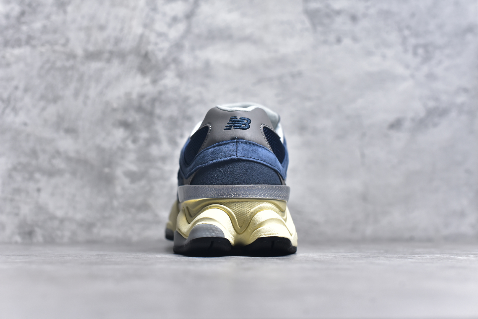 图片[5]-#NB 新百伦 New Balance NB9060小象蹄男女款9060舒适百搭老爹鞋。全新 9060 款式将经典风格与现代设计融合到日常多功能性中。 9060 重新诠释了源自经典 99X 型号的熟悉元素，其灵感来自于 Y2K 时代的未来主义和美学。 鞋面在990 的基础中进行了扩展和使用，以提供可见的运动感，中底采用 ABZORB 和 SBS 熟悉的缓震平台以提供舒适感。 类型：男女鞋 尺码：36-45含半码-选品中心