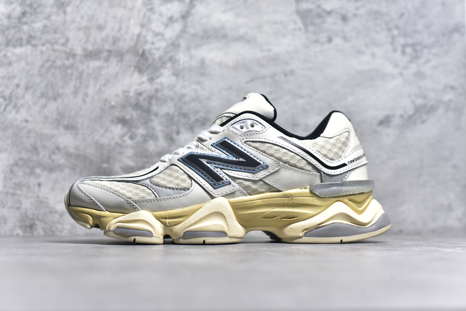 #NB 新百伦 New Balance NB9060小象蹄男女款9060舒适百搭老爹鞋。全新 9060 款式将经典风格与现代设计融合到日常多功能性中。 9060 重新诠释了源自经典 99X 型号的熟悉元素，其灵感来自于 Y2K 时代的未来主义和美学。 鞋面在990 的基础中进行了扩展和使用，以提供可见的运动感，中底采用 ABZORB 和 SBS 熟悉的缓震平台以提供舒适感。 类型：男女鞋 尺码：36-45含半码-选品中心