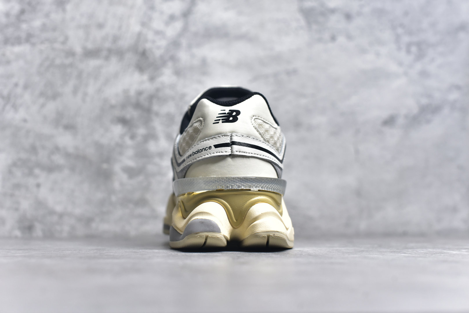 图片[5]-#NB 新百伦 New Balance NB9060小象蹄男女款9060舒适百搭老爹鞋。全新 9060 款式将经典风格与现代设计融合到日常多功能性中。 9060 重新诠释了源自经典 99X 型号的熟悉元素，其灵感来自于 Y2K 时代的未来主义和美学。 鞋面在990 的基础中进行了扩展和使用，以提供可见的运动感，中底采用 ABZORB 和 SBS 熟悉的缓震平台以提供舒适感。 类型：男女鞋 尺码：36-45含半码-选品中心