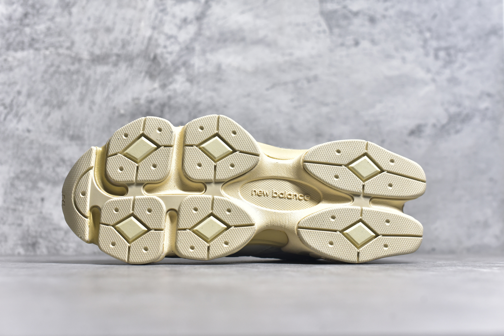 图片[6]-#NB 新百伦 New Balance NB9060小象蹄男女款9060舒适百搭老爹鞋。全新 9060 款式将经典风格与现代设计融合到日常多功能性中。 9060 重新诠释了源自经典 99X 型号的熟悉元素，其灵感来自于 Y2K 时代的未来主义和美学。 鞋面在990 的基础中进行了扩展和使用，以提供可见的运动感，中底采用 ABZORB 和 SBS 熟悉的缓震平台以提供舒适感。 类型：男女鞋 尺码：36-45含半码-选品中心