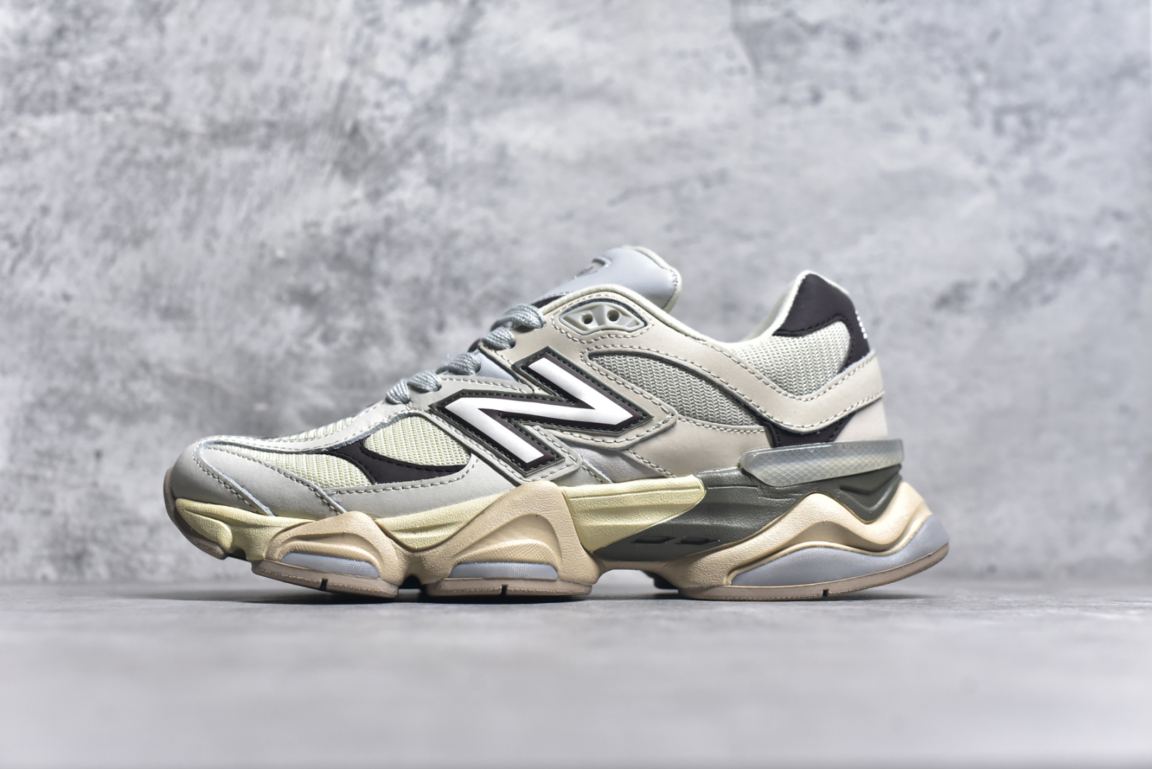 #NB 新百伦 New Balance NB9060小象蹄男女款9060舒适百搭老爹鞋。全新 9060 款式将经典风格与现代设计融合到日常多功能性中。 9060 重新诠释了源自经典 99X 型号的熟悉元素，其灵感来自于 Y2K 时代的未来主义和美学。 鞋面在990 的基础中进行了扩展和使用，以提供可见的运动感，中底采用 ABZORB 和 SBS 熟悉的缓震平台以提供舒适感。 类型：男女鞋 尺码：36-45含半码-选品中心