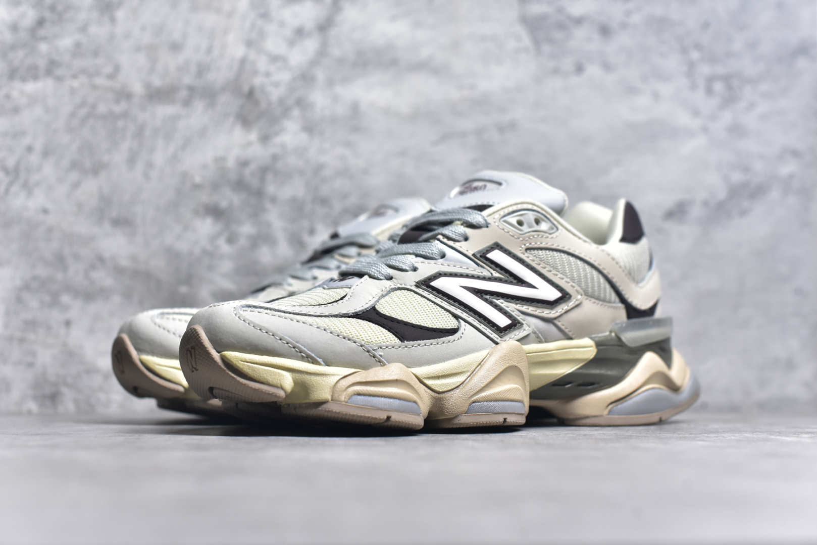 图片[2]-#NB 新百伦 New Balance NB9060小象蹄男女款9060舒适百搭老爹鞋。全新 9060 款式将经典风格与现代设计融合到日常多功能性中。 9060 重新诠释了源自经典 99X 型号的熟悉元素，其灵感来自于 Y2K 时代的未来主义和美学。 鞋面在990 的基础中进行了扩展和使用，以提供可见的运动感，中底采用 ABZORB 和 SBS 熟悉的缓震平台以提供舒适感。 类型：男女鞋 尺码：36-45含半码-选品中心