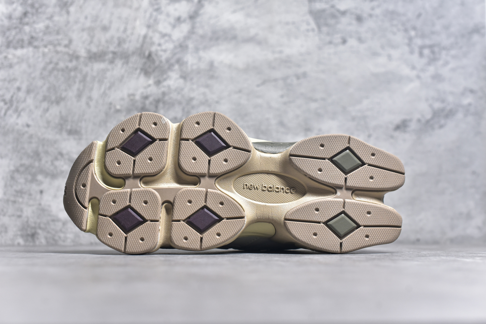 图片[6]-#NB 新百伦 New Balance NB9060小象蹄男女款9060舒适百搭老爹鞋。全新 9060 款式将经典风格与现代设计融合到日常多功能性中。 9060 重新诠释了源自经典 99X 型号的熟悉元素，其灵感来自于 Y2K 时代的未来主义和美学。 鞋面在990 的基础中进行了扩展和使用，以提供可见的运动感，中底采用 ABZORB 和 SBS 熟悉的缓震平台以提供舒适感。 类型：男女鞋 尺码：36-45含半码-选品中心