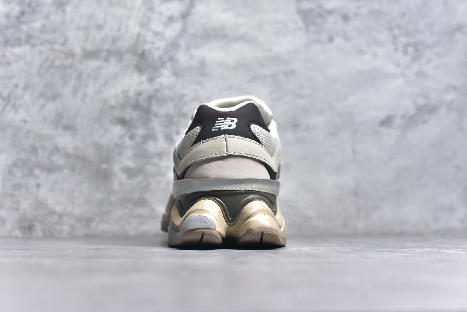 图片[5]-#NB 新百伦 New Balance NB9060小象蹄男女款9060舒适百搭老爹鞋。全新 9060 款式将经典风格与现代设计融合到日常多功能性中。 9060 重新诠释了源自经典 99X 型号的熟悉元素，其灵感来自于 Y2K 时代的未来主义和美学。 鞋面在990 的基础中进行了扩展和使用，以提供可见的运动感，中底采用 ABZORB 和 SBS 熟悉的缓震平台以提供舒适感。 类型：男女鞋 尺码：36-45含半码-选品中心