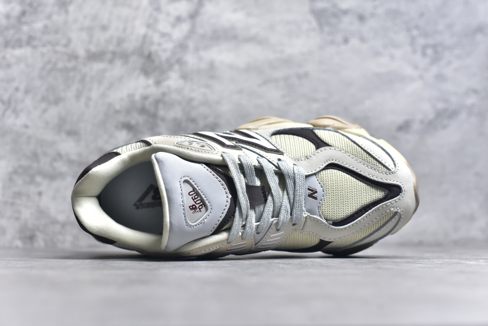 图片[4]-#NB 新百伦 New Balance NB9060小象蹄男女款9060舒适百搭老爹鞋。全新 9060 款式将经典风格与现代设计融合到日常多功能性中。 9060 重新诠释了源自经典 99X 型号的熟悉元素，其灵感来自于 Y2K 时代的未来主义和美学。 鞋面在990 的基础中进行了扩展和使用，以提供可见的运动感，中底采用 ABZORB 和 SBS 熟悉的缓震平台以提供舒适感。 类型：男女鞋 尺码：36-45含半码-选品中心