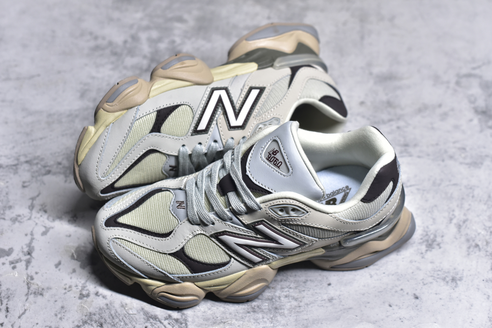 图片[7]-#NB 新百伦 New Balance NB9060小象蹄男女款9060舒适百搭老爹鞋。全新 9060 款式将经典风格与现代设计融合到日常多功能性中。 9060 重新诠释了源自经典 99X 型号的熟悉元素，其灵感来自于 Y2K 时代的未来主义和美学。 鞋面在990 的基础中进行了扩展和使用，以提供可见的运动感，中底采用 ABZORB 和 SBS 熟悉的缓震平台以提供舒适感。 类型：男女鞋 尺码：36-45含半码-选品中心