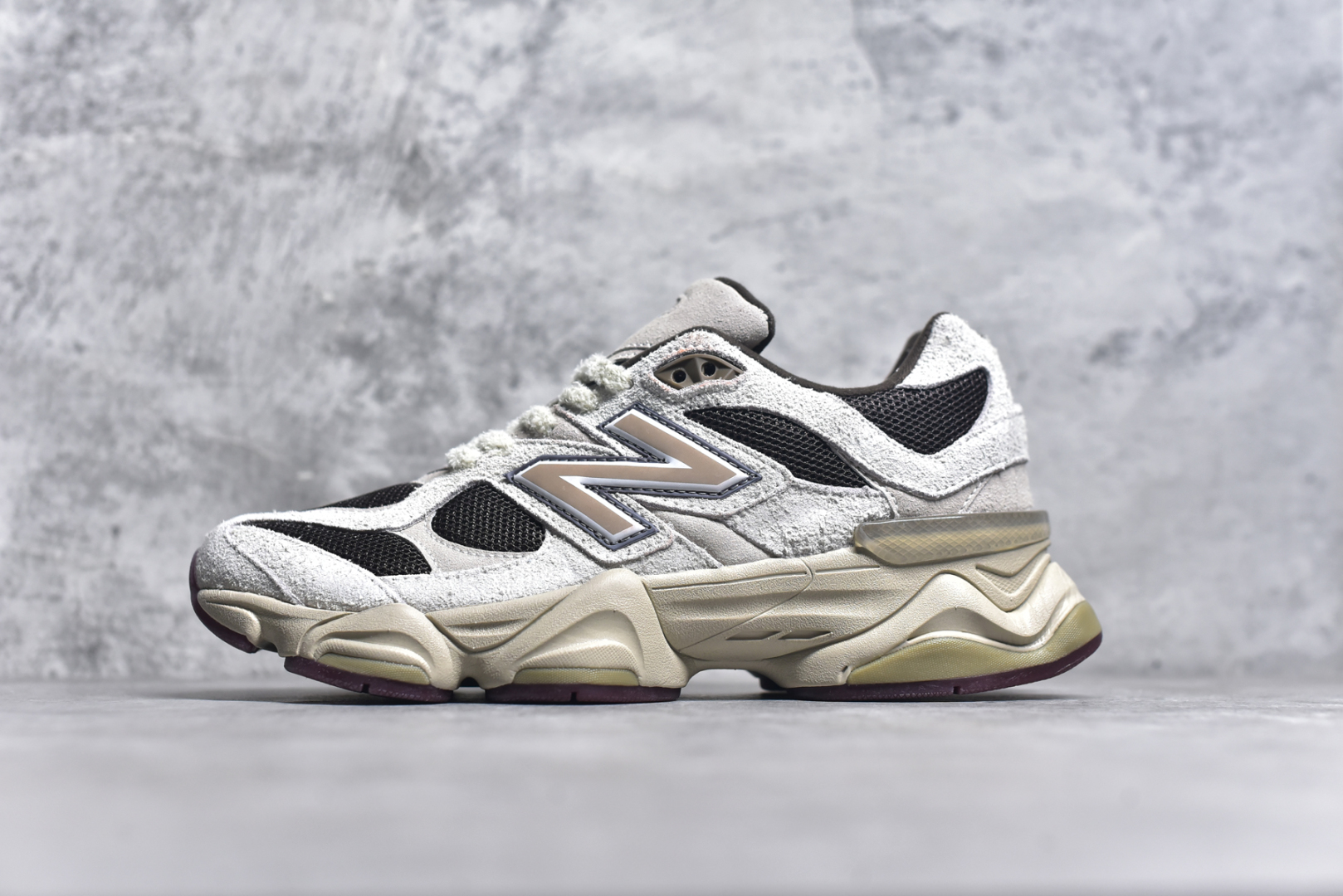 #NB 新百伦 New Balance NB9060小象蹄男女款9060舒适百搭老爹鞋。全新 9060 款式将经典风格与现代设计融合到日常多功能性中。 9060 重新诠释了源自经典 99X 型号的熟悉元素，其灵感来自于 Y2K 时代的未来主义和美学。 鞋面在990 的基础中进行了扩展和使用，以提供可见的运动感，中底采用 ABZORB 和 SBS 熟悉的缓震平台以提供舒适感。 类型：男女鞋 尺码：36-45含半码-选品中心