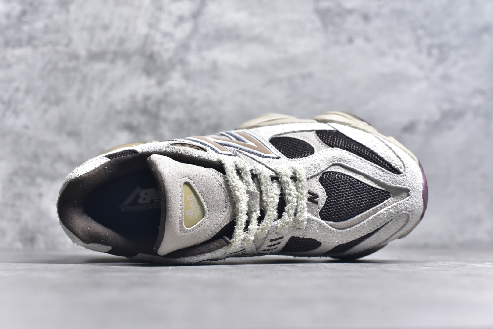 图片[4]-#NB 新百伦 New Balance NB9060小象蹄男女款9060舒适百搭老爹鞋。全新 9060 款式将经典风格与现代设计融合到日常多功能性中。 9060 重新诠释了源自经典 99X 型号的熟悉元素，其灵感来自于 Y2K 时代的未来主义和美学。 鞋面在990 的基础中进行了扩展和使用，以提供可见的运动感，中底采用 ABZORB 和 SBS 熟悉的缓震平台以提供舒适感。 类型：男女鞋 尺码：36-45含半码-选品中心