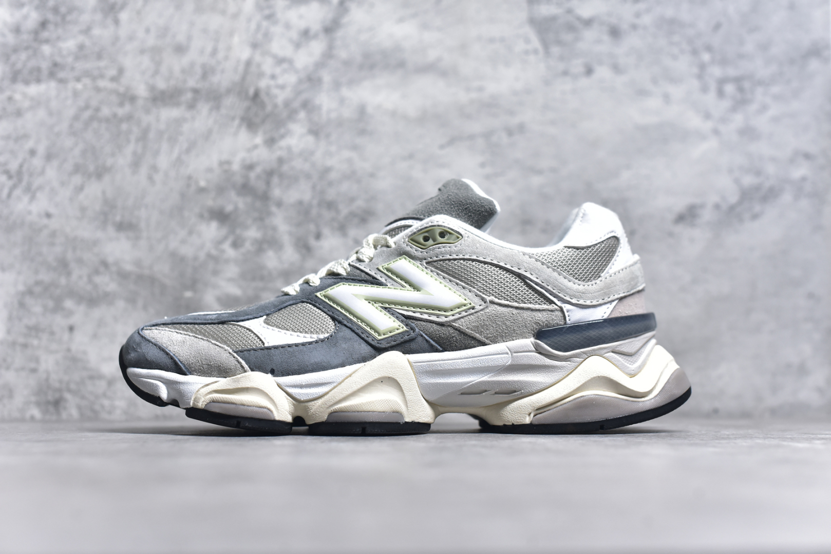 #NB 新百伦 New Balance NB9060小象蹄男女款9060舒适百搭老爹鞋。全新 9060 款式将经典风格与现代设计融合到日常多功能性中。 9060 重新诠释了源自经典 99X 型号的熟悉元素，其灵感来自于 Y2K 时代的未来主义和美学。 鞋面在990 的基础中进行了扩展和使用，以提供可见的运动感，中底采用 ABZORB 和 SBS 熟悉的缓震平台以提供舒适感。 类型：男女鞋 尺码：36-45含半码-选品中心