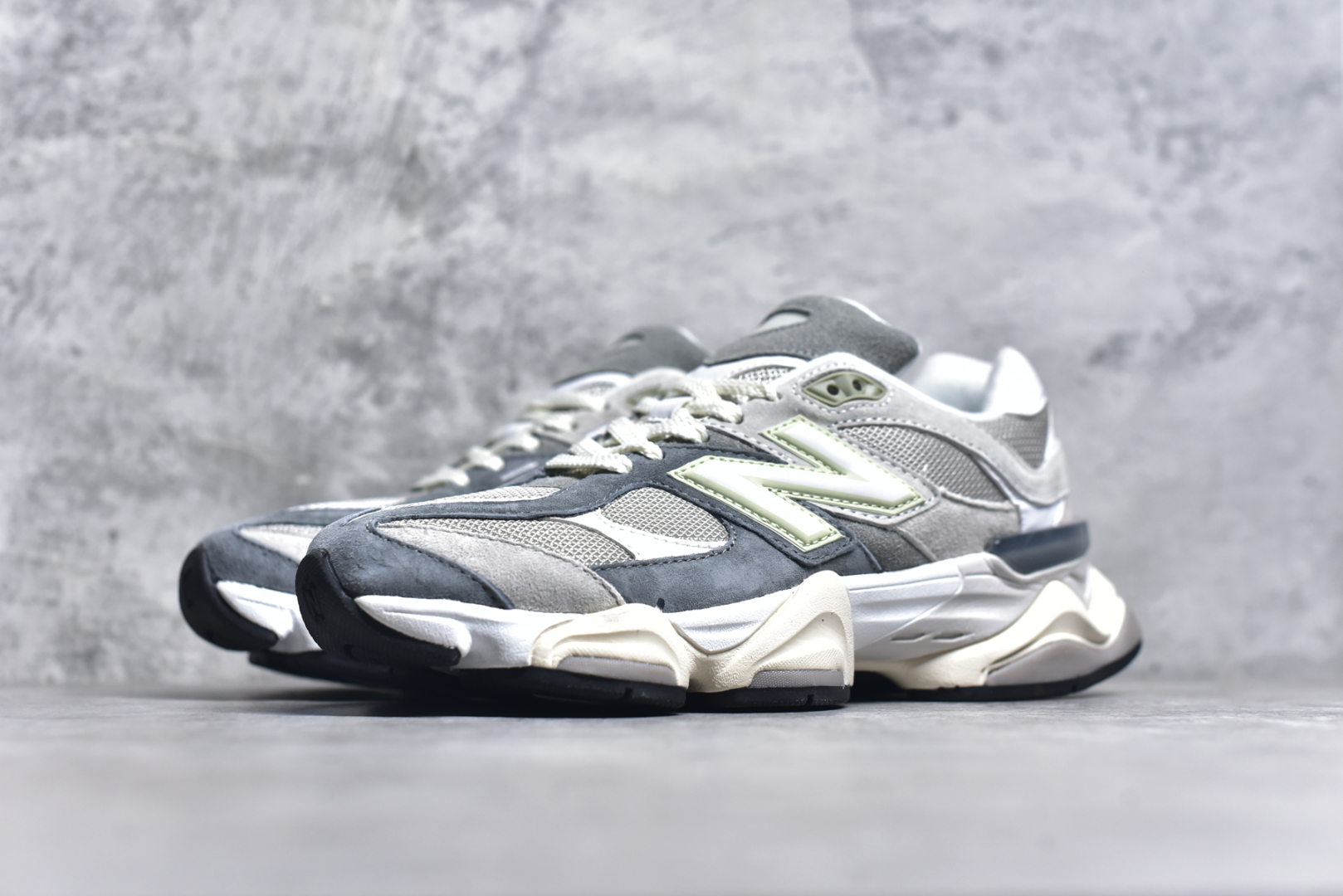 图片[2]-#NB 新百伦 New Balance NB9060小象蹄男女款9060舒适百搭老爹鞋。全新 9060 款式将经典风格与现代设计融合到日常多功能性中。 9060 重新诠释了源自经典 99X 型号的熟悉元素，其灵感来自于 Y2K 时代的未来主义和美学。 鞋面在990 的基础中进行了扩展和使用，以提供可见的运动感，中底采用 ABZORB 和 SBS 熟悉的缓震平台以提供舒适感。 类型：男女鞋 尺码：36-45含半码-选品中心