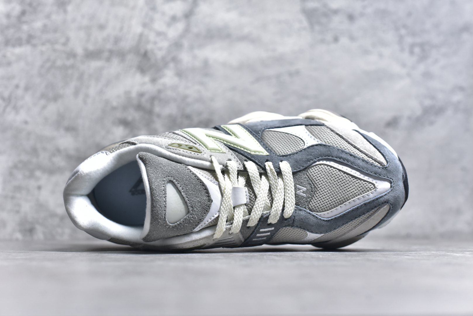 图片[4]-#NB 新百伦 New Balance NB9060小象蹄男女款9060舒适百搭老爹鞋。全新 9060 款式将经典风格与现代设计融合到日常多功能性中。 9060 重新诠释了源自经典 99X 型号的熟悉元素，其灵感来自于 Y2K 时代的未来主义和美学。 鞋面在990 的基础中进行了扩展和使用，以提供可见的运动感，中底采用 ABZORB 和 SBS 熟悉的缓震平台以提供舒适感。 类型：男女鞋 尺码：36-45含半码-选品中心