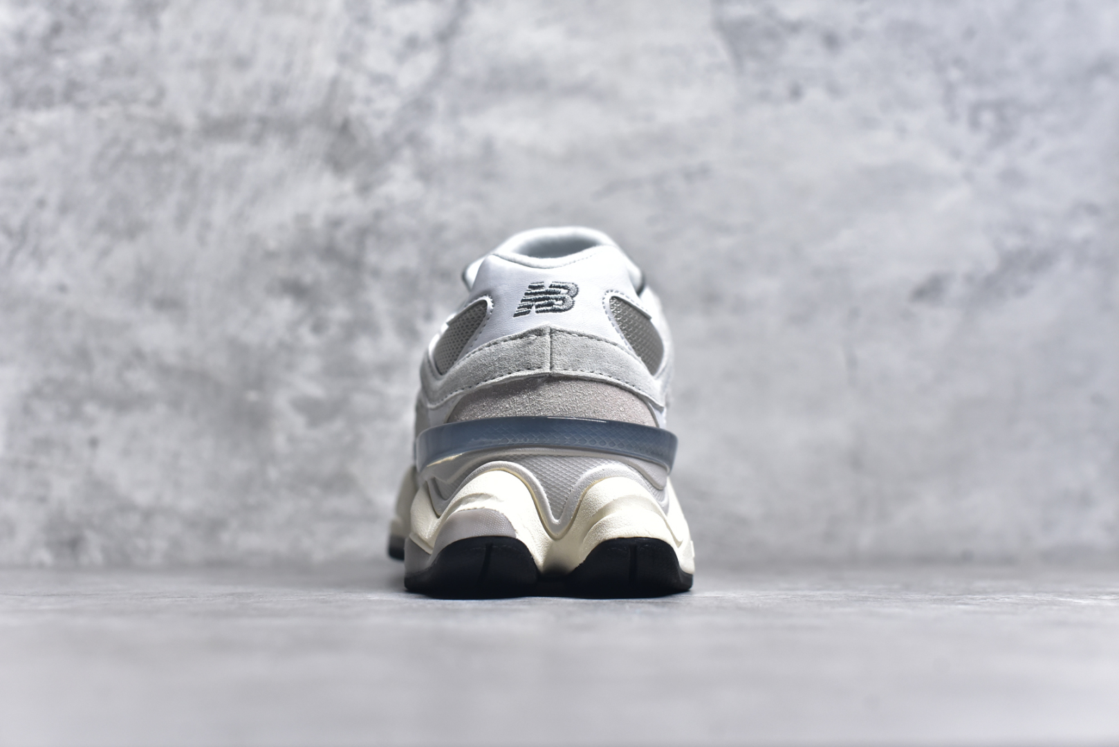 图片[5]-#NB 新百伦 New Balance NB9060小象蹄男女款9060舒适百搭老爹鞋。全新 9060 款式将经典风格与现代设计融合到日常多功能性中。 9060 重新诠释了源自经典 99X 型号的熟悉元素，其灵感来自于 Y2K 时代的未来主义和美学。 鞋面在990 的基础中进行了扩展和使用，以提供可见的运动感，中底采用 ABZORB 和 SBS 熟悉的缓震平台以提供舒适感。 类型：男女鞋 尺码：36-45含半码-选品中心